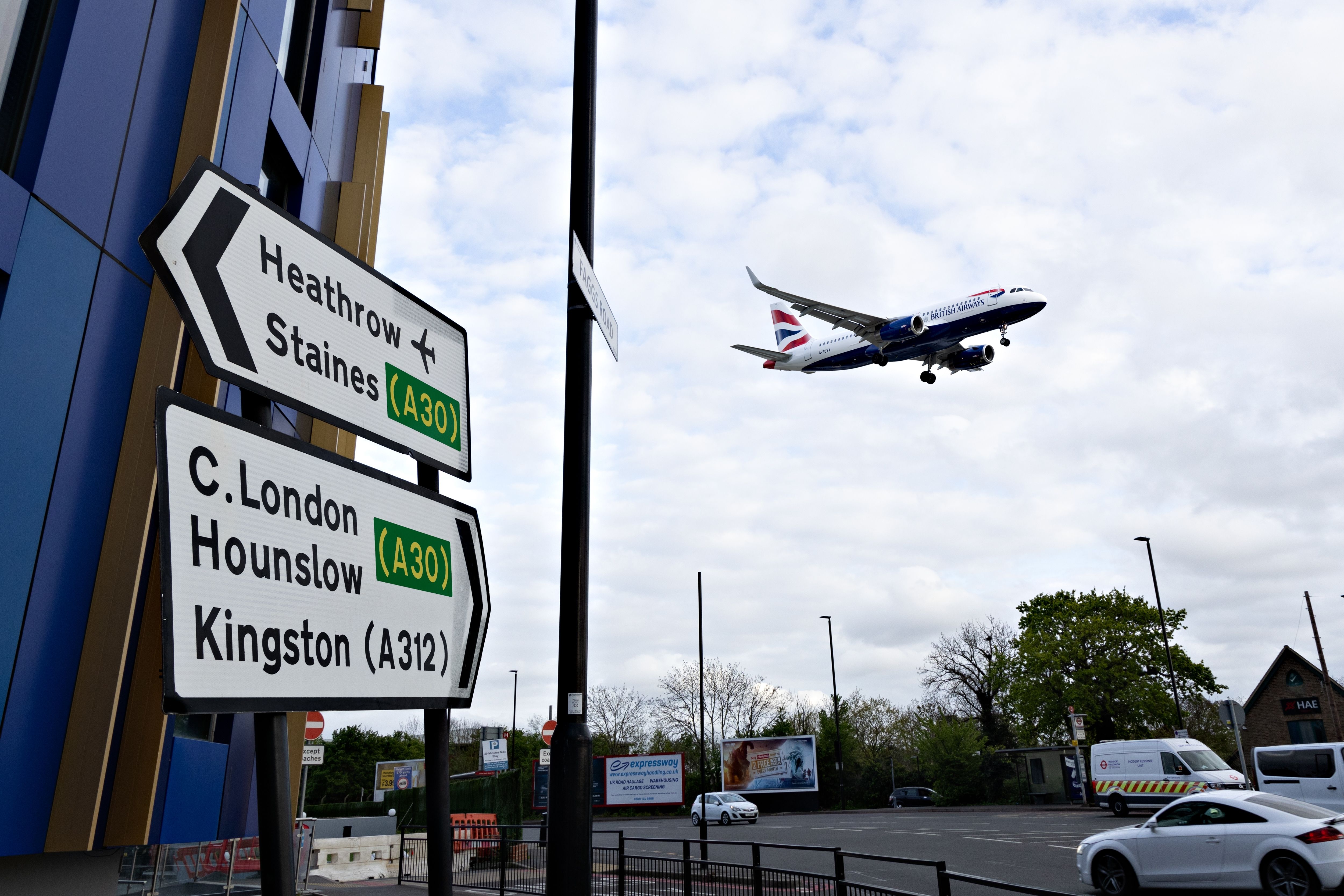 British Airways Airbus A320 Landing At Heathrow