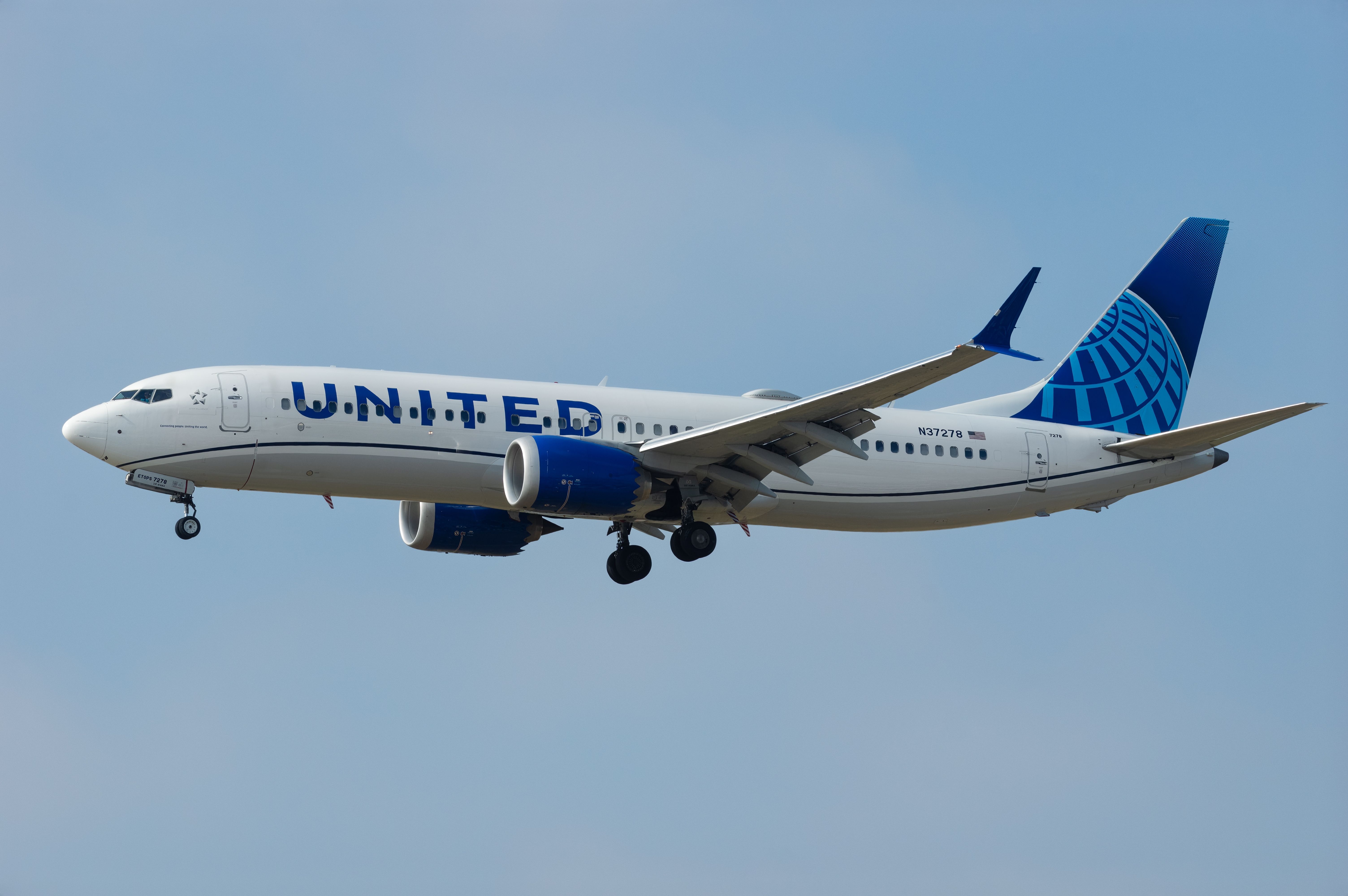 United Airlines Boeing 737 MAX 8 (N37278) landing at Los Angeles International Airport.