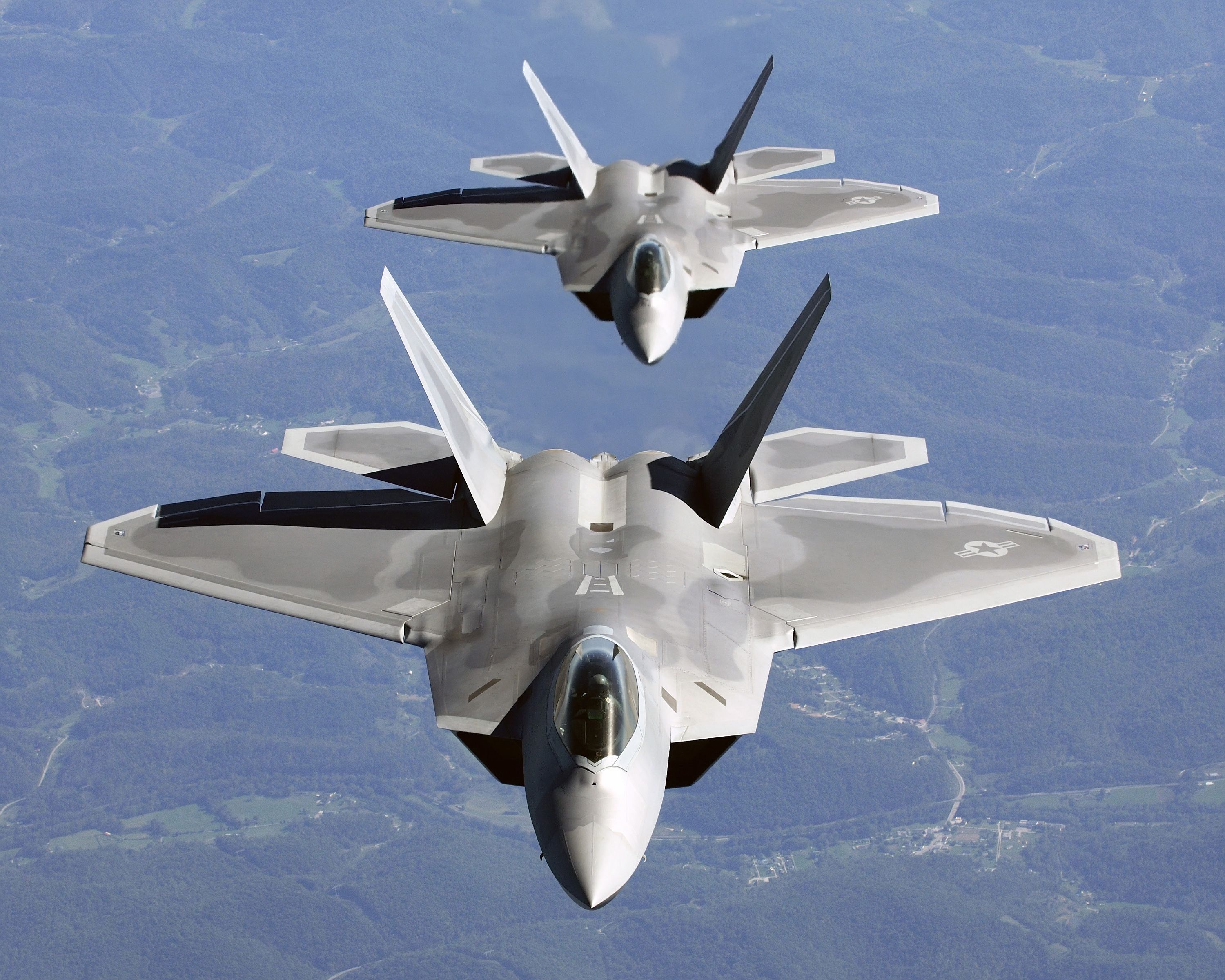 Two_f-22a_raptor_in_column_flight _-_(noise_reduced)