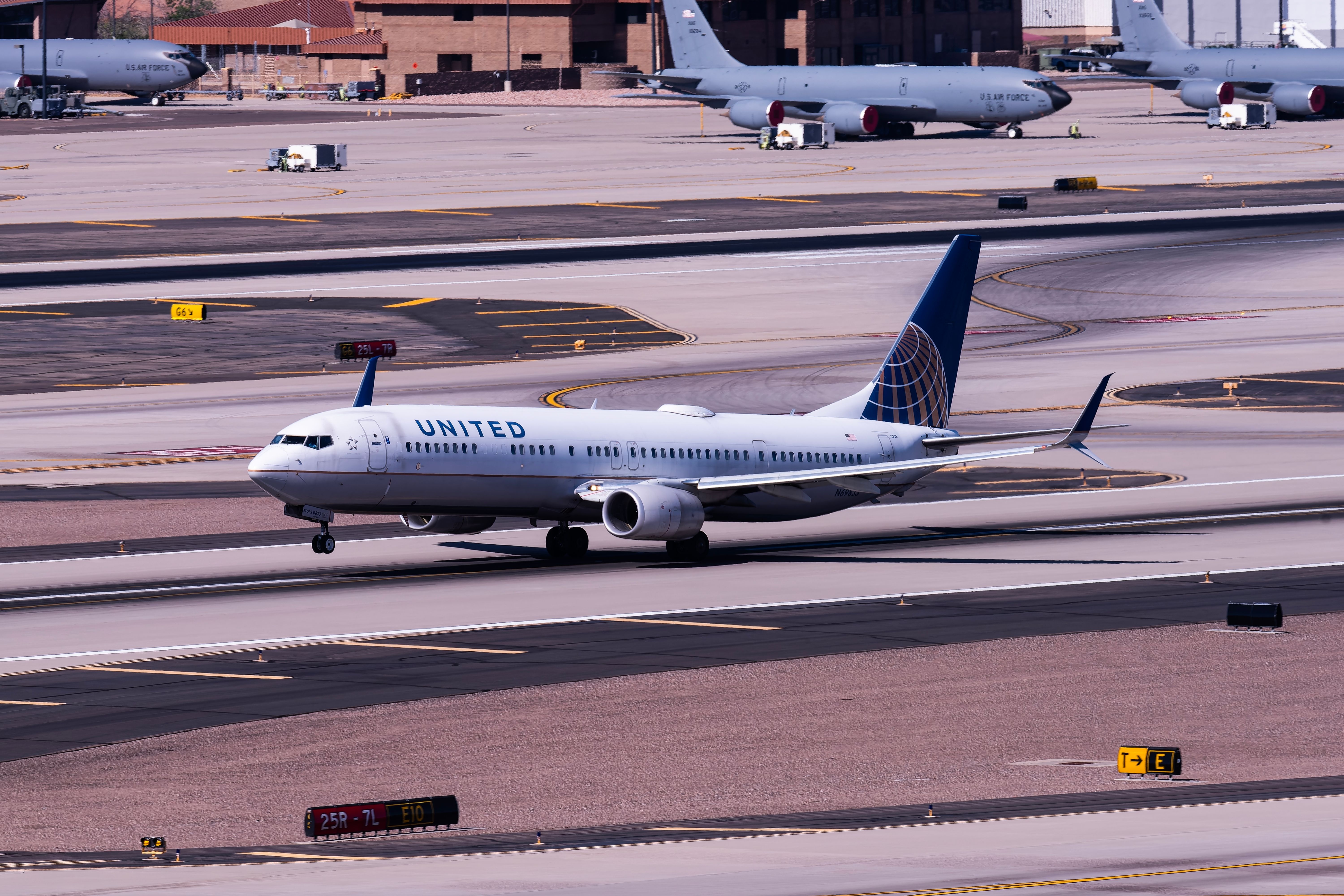 United Airlines Boeing 737-900ER departing Phoenix Sky Harbor International Airport PHX shutterstock_2465820167