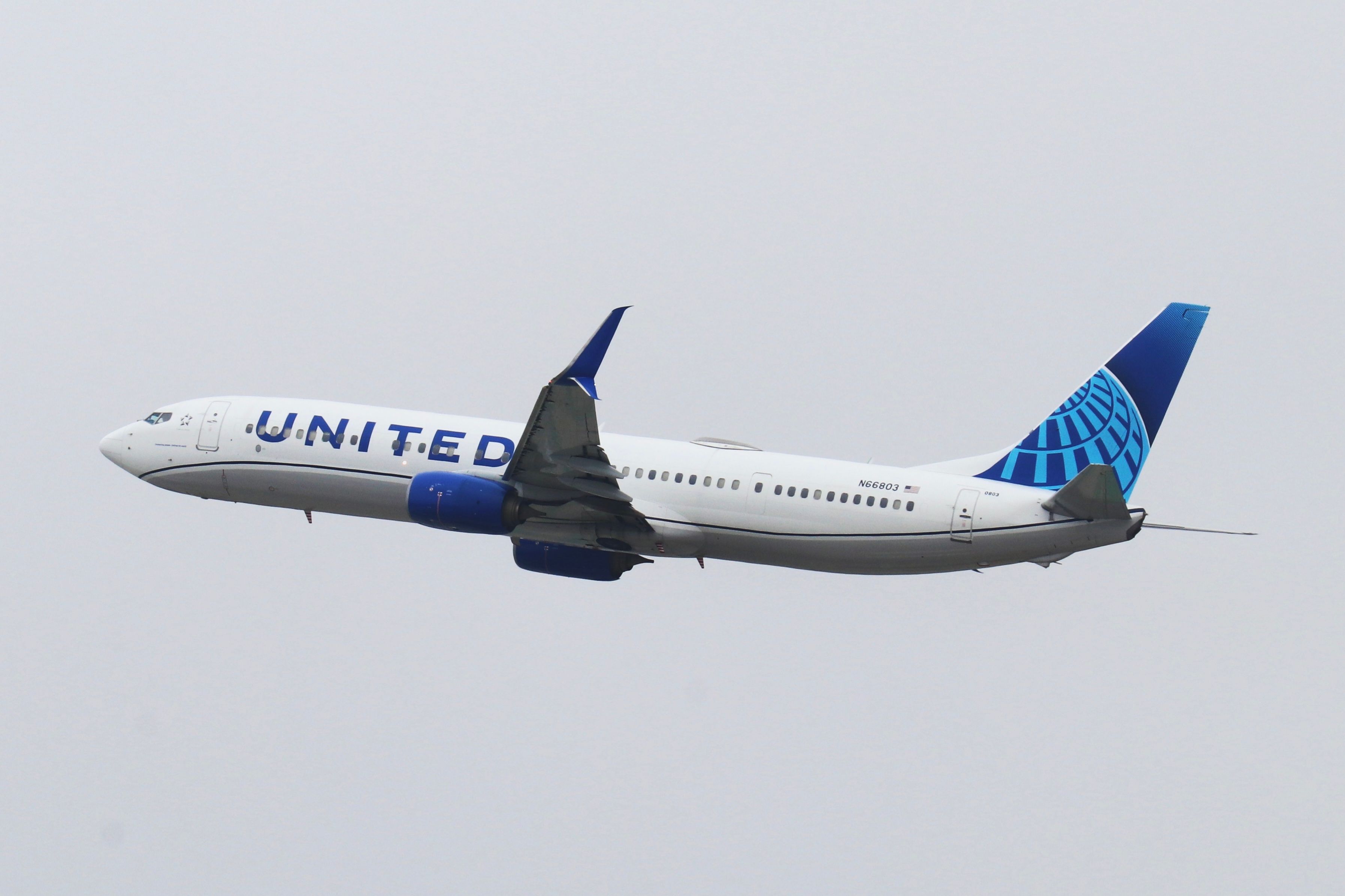 United_Airlines_737-900_departing_LAX