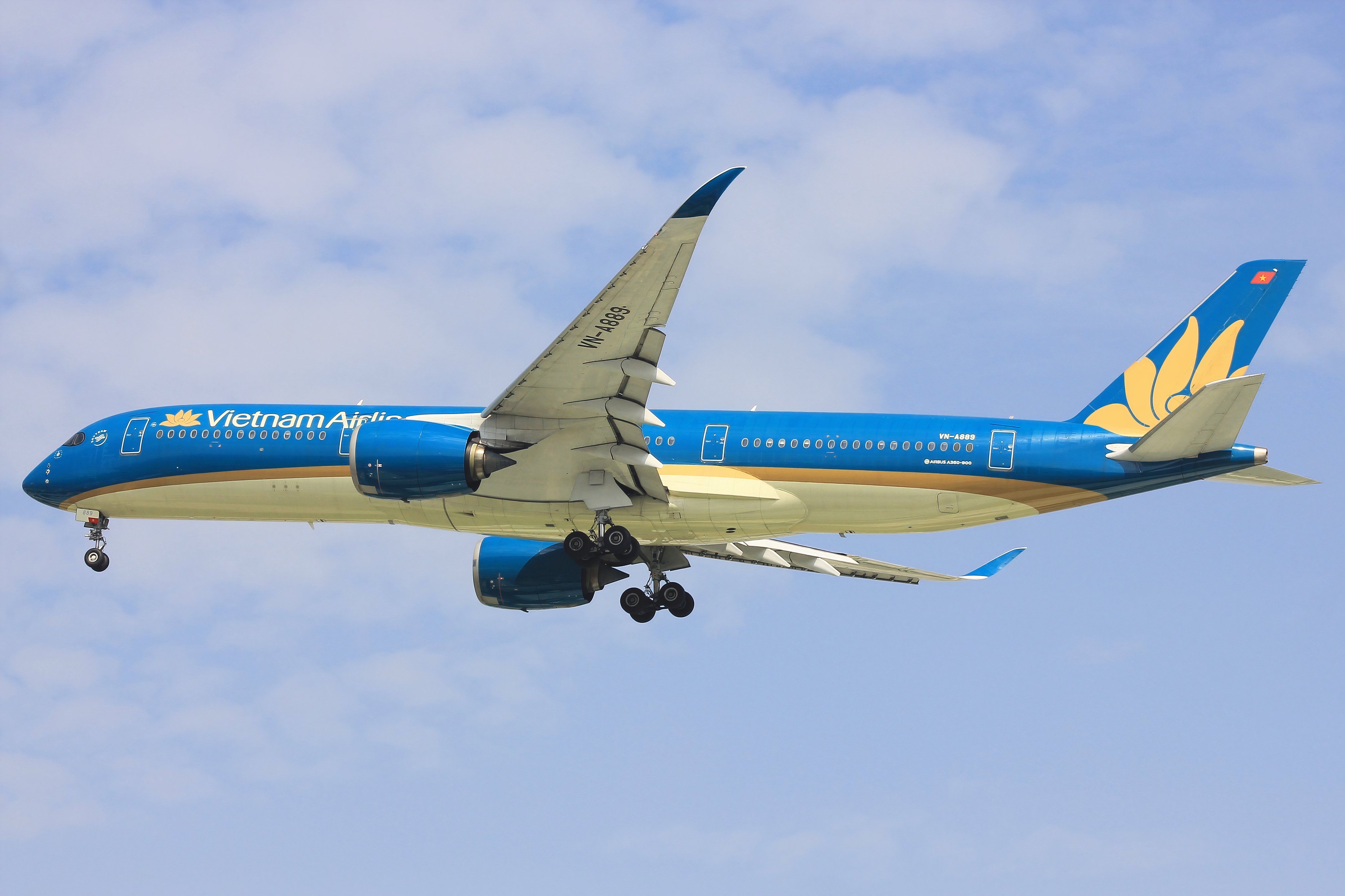 Vietnam Airlines Airbus A350-900 shutterstock_2548830977 (1)