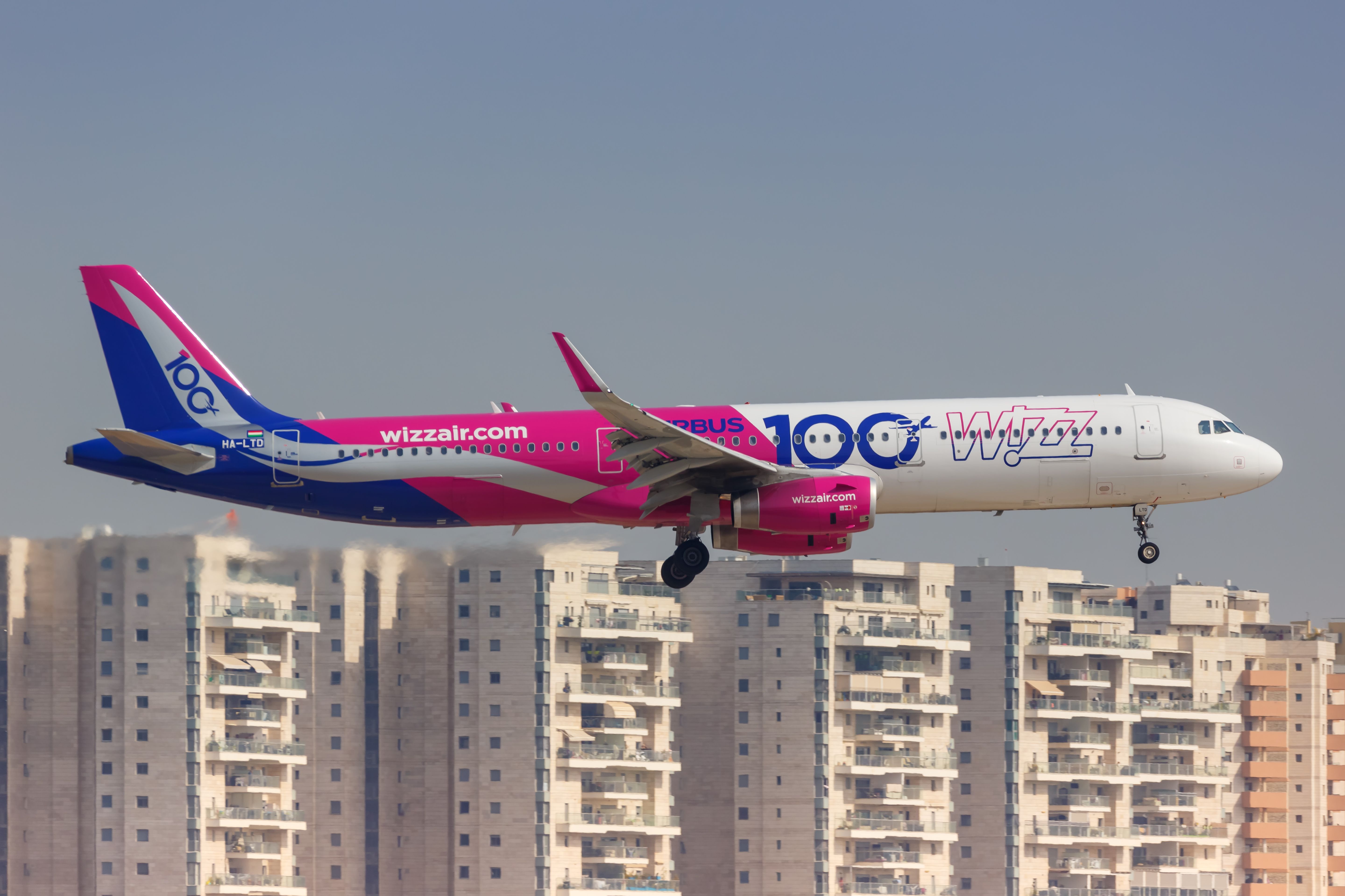 Wizz Air Airbus A321在特拉維夫Ben Gurion國際機場TLV Shutterstock_1477423670登陸