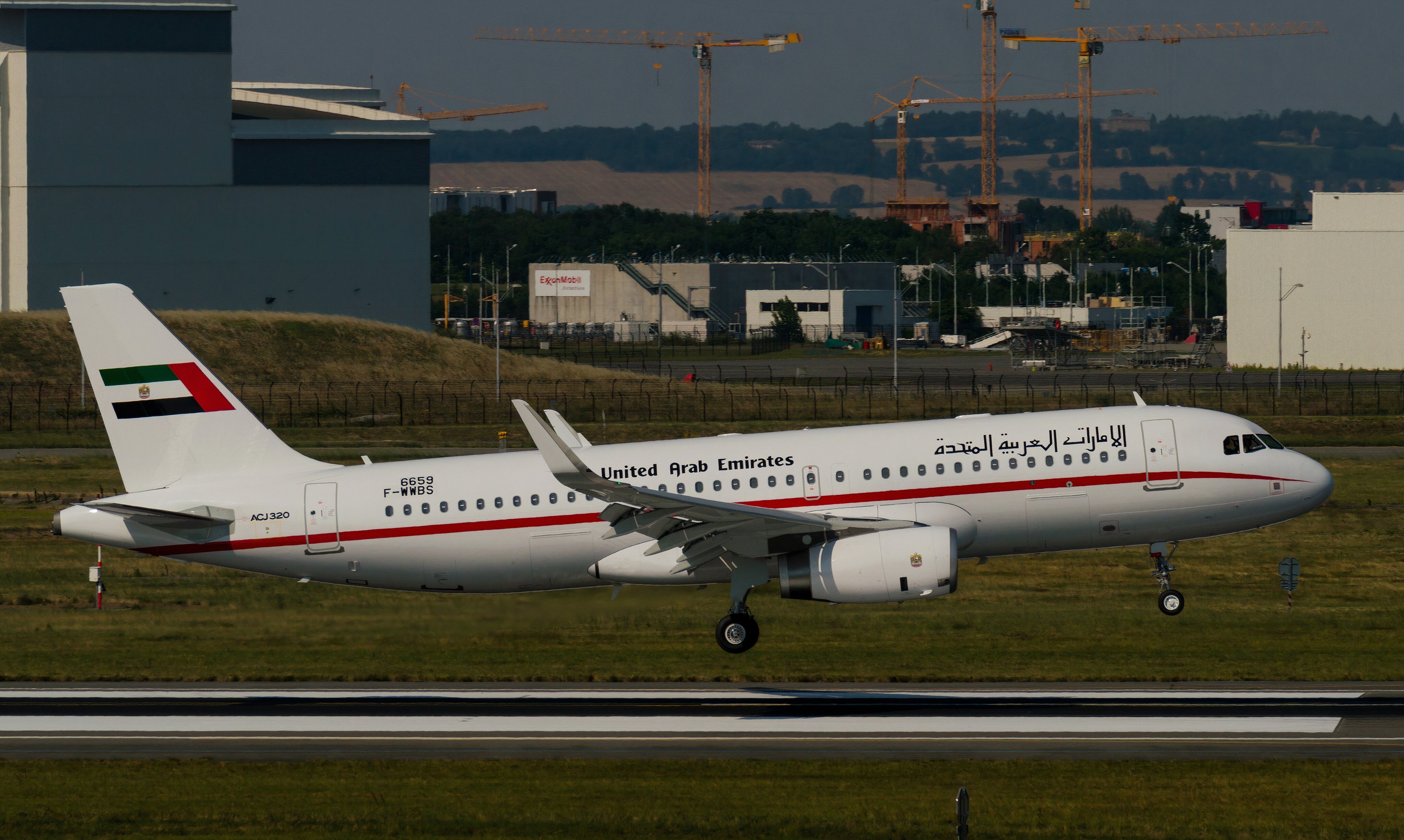 4096px-SHJ_ACJ320_F-WWBS!6659_30jun15_LFBO