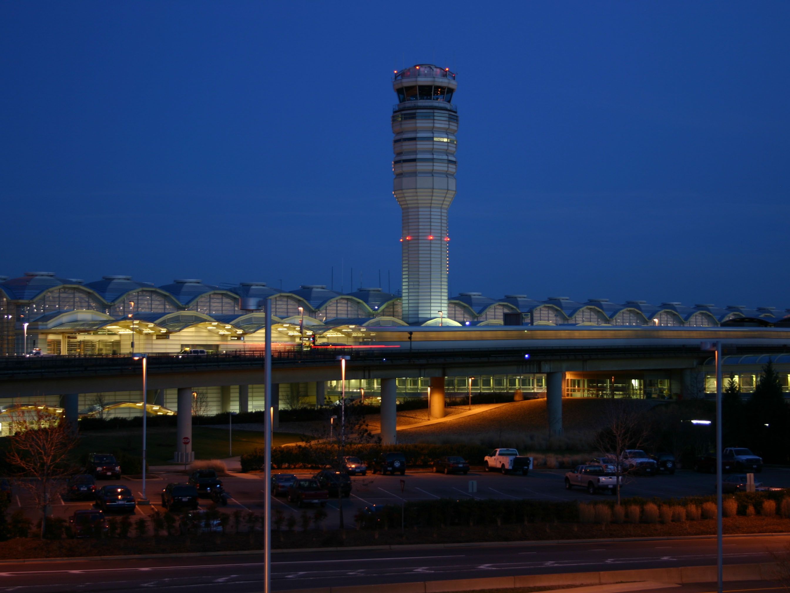 DCA Shutterstock_953012的空中交通管制塔