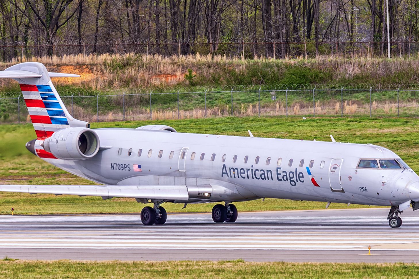 American_Eagle_CRJ-700_N709PS_at_Charlotte,_2022_(cropped) (1)