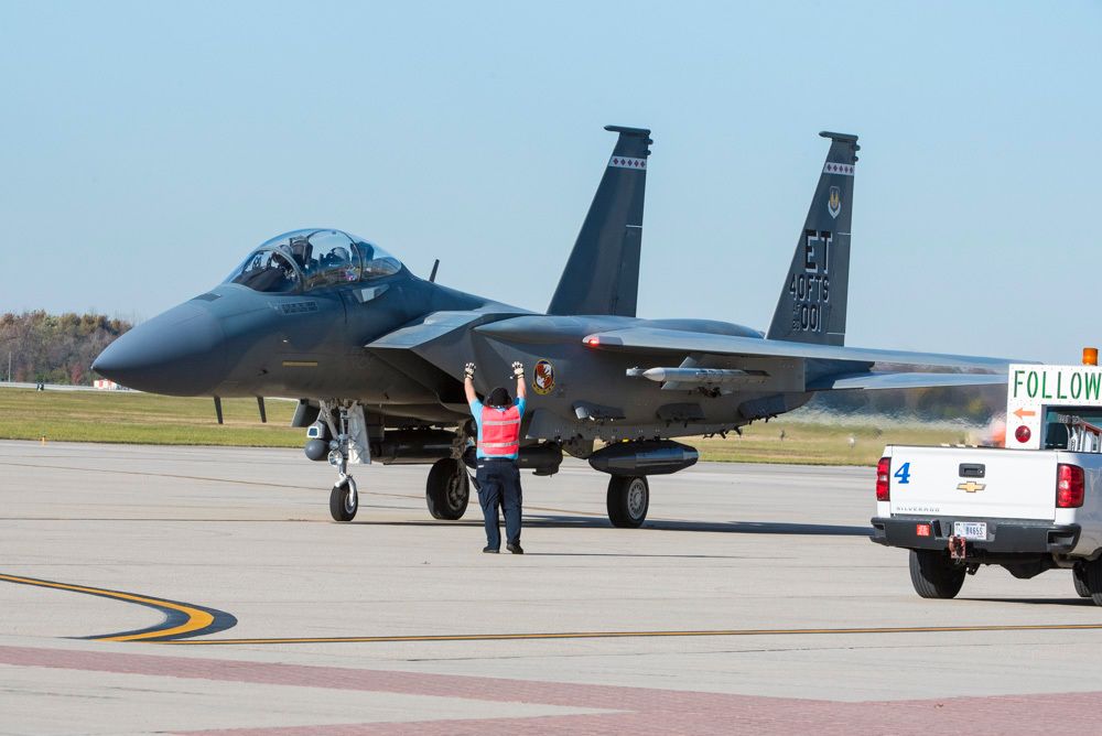 2021年11月8日，F-15EX戰鬥機噴氣式出租車到俄亥俄州賴特 - 帕特森空軍基地的停車位