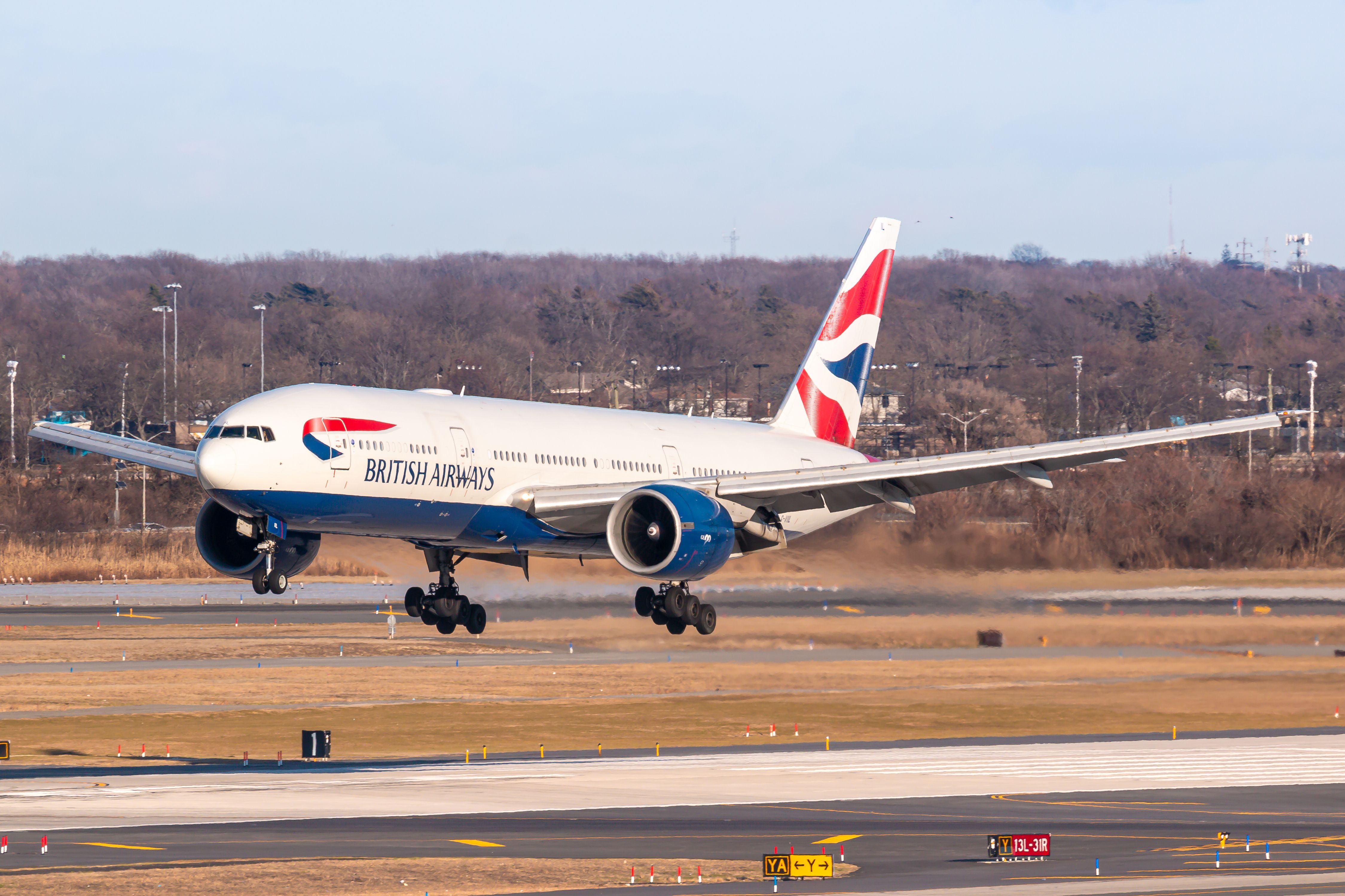 英國航空波音777在紐約登陸約翰·肯尼迪國際機場JFK Shutterstock_1674185902