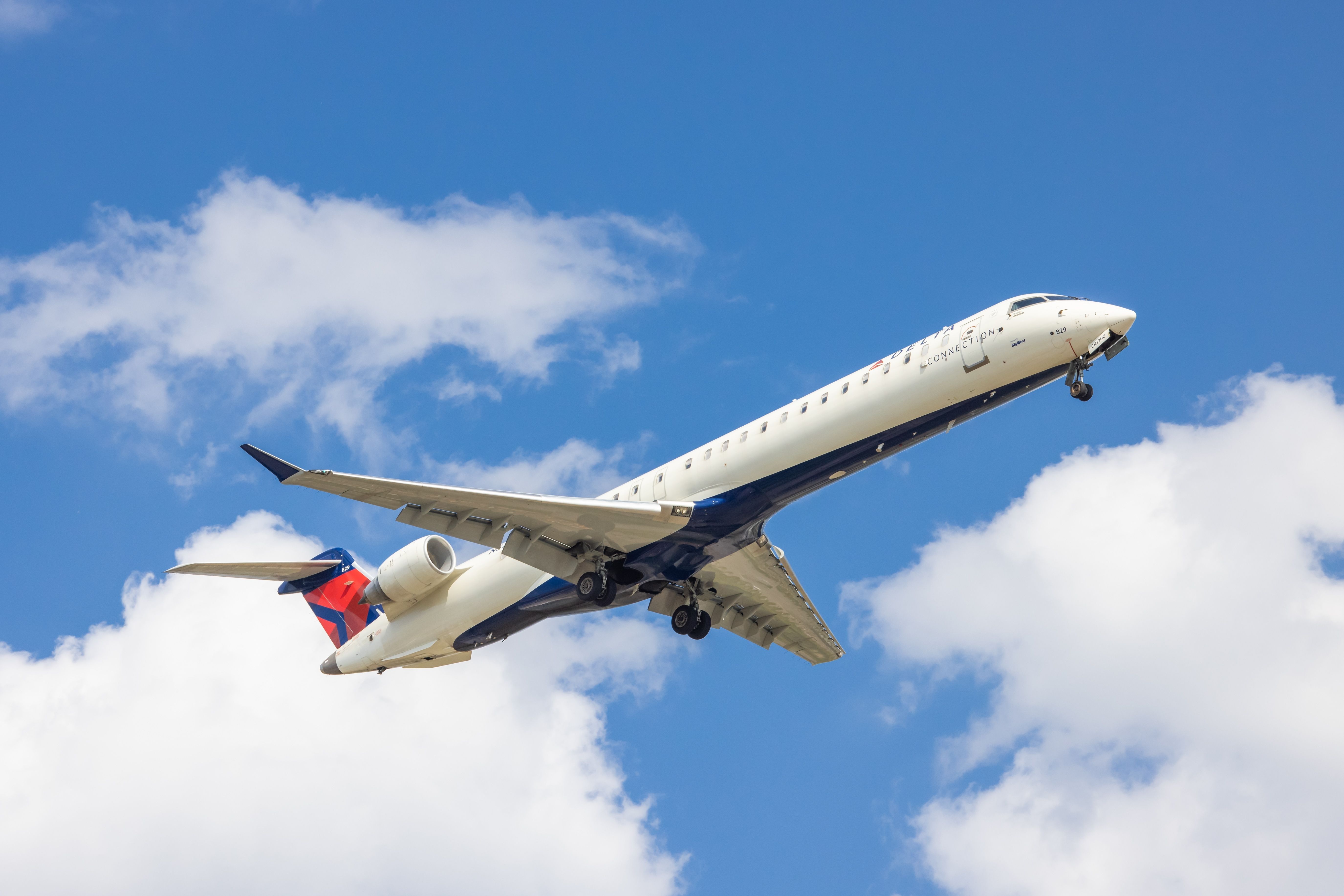 Delta Connection CRJ900 Wing Strikes Ground On Landing At New York LaGuardia Airport