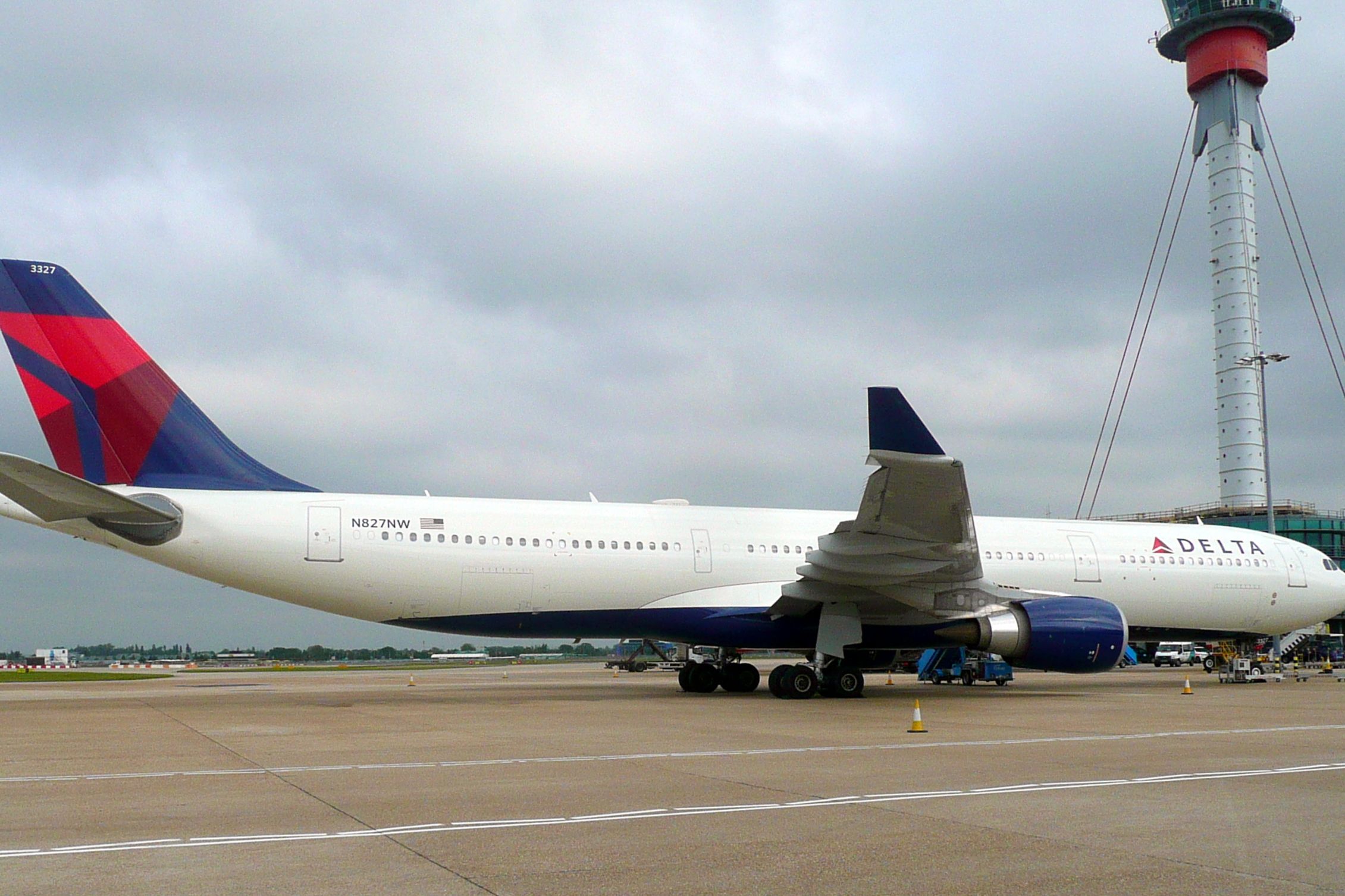 Delta_A330_N827NW_16052018LHR_(42159183802)(1)