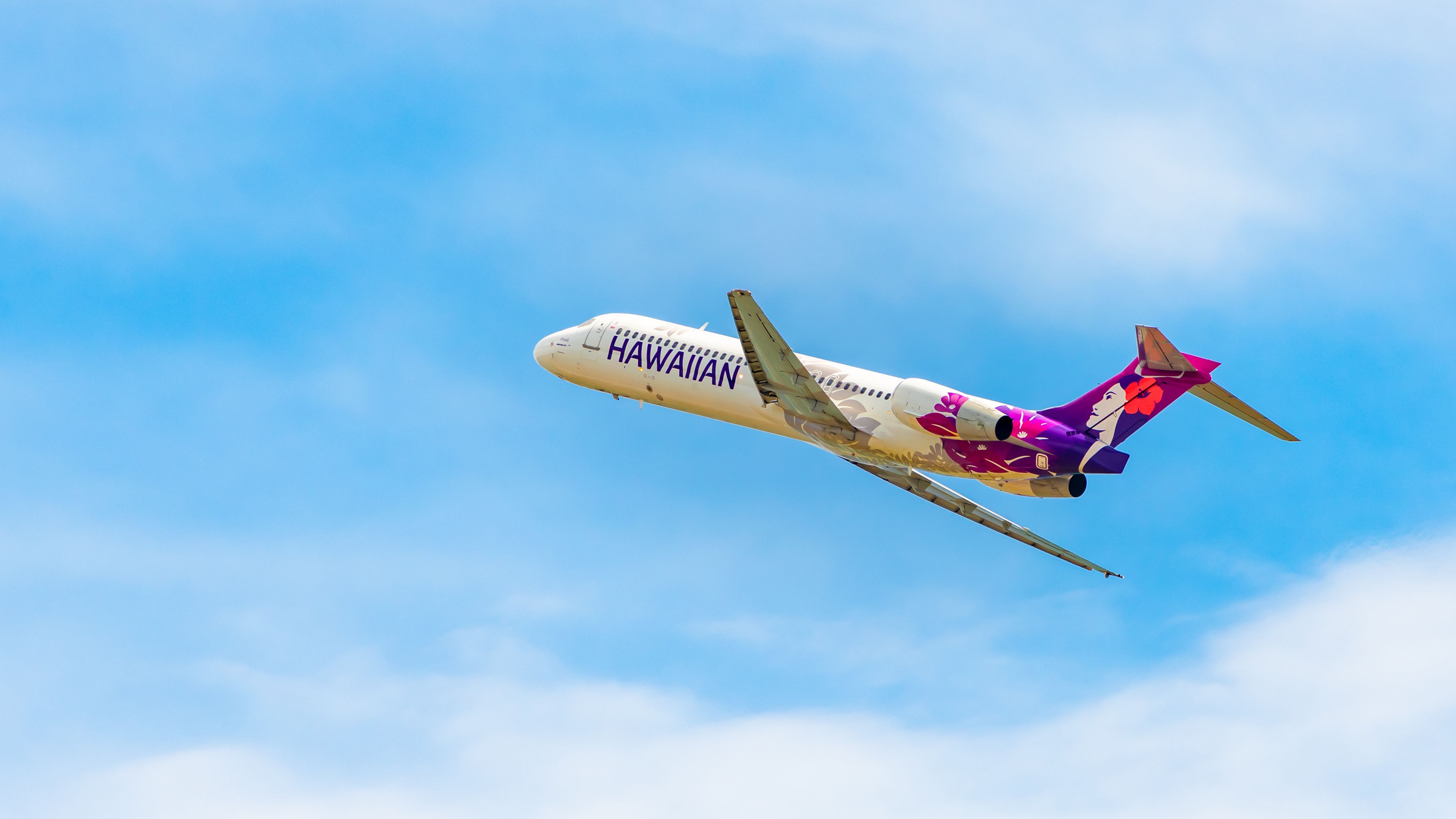 Hawaiian Airlines Boeing 717 leaves HNL Shutterstock_1360408628