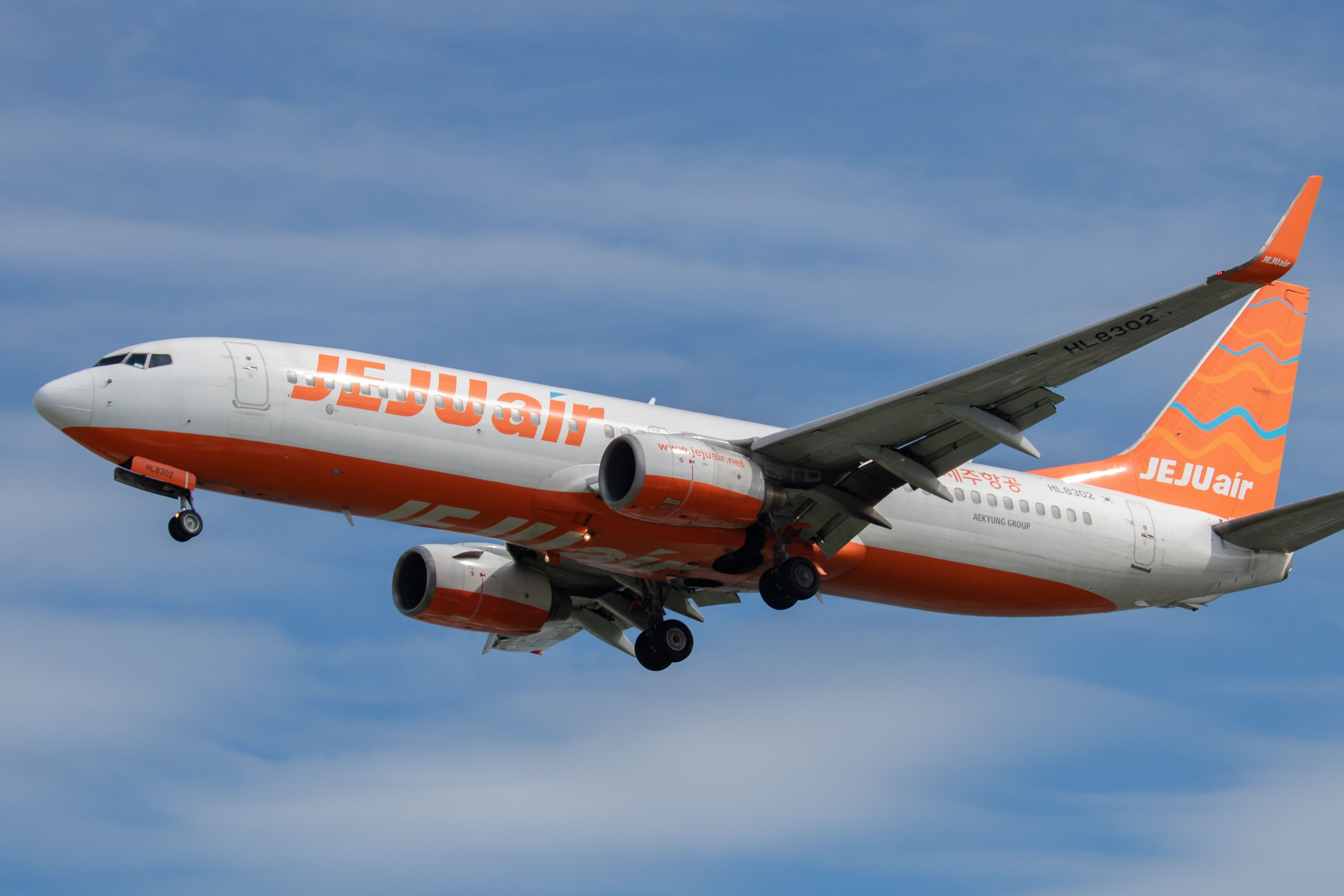 Jeju Air Boeing 737-800著陸Shutterstock_2280358869