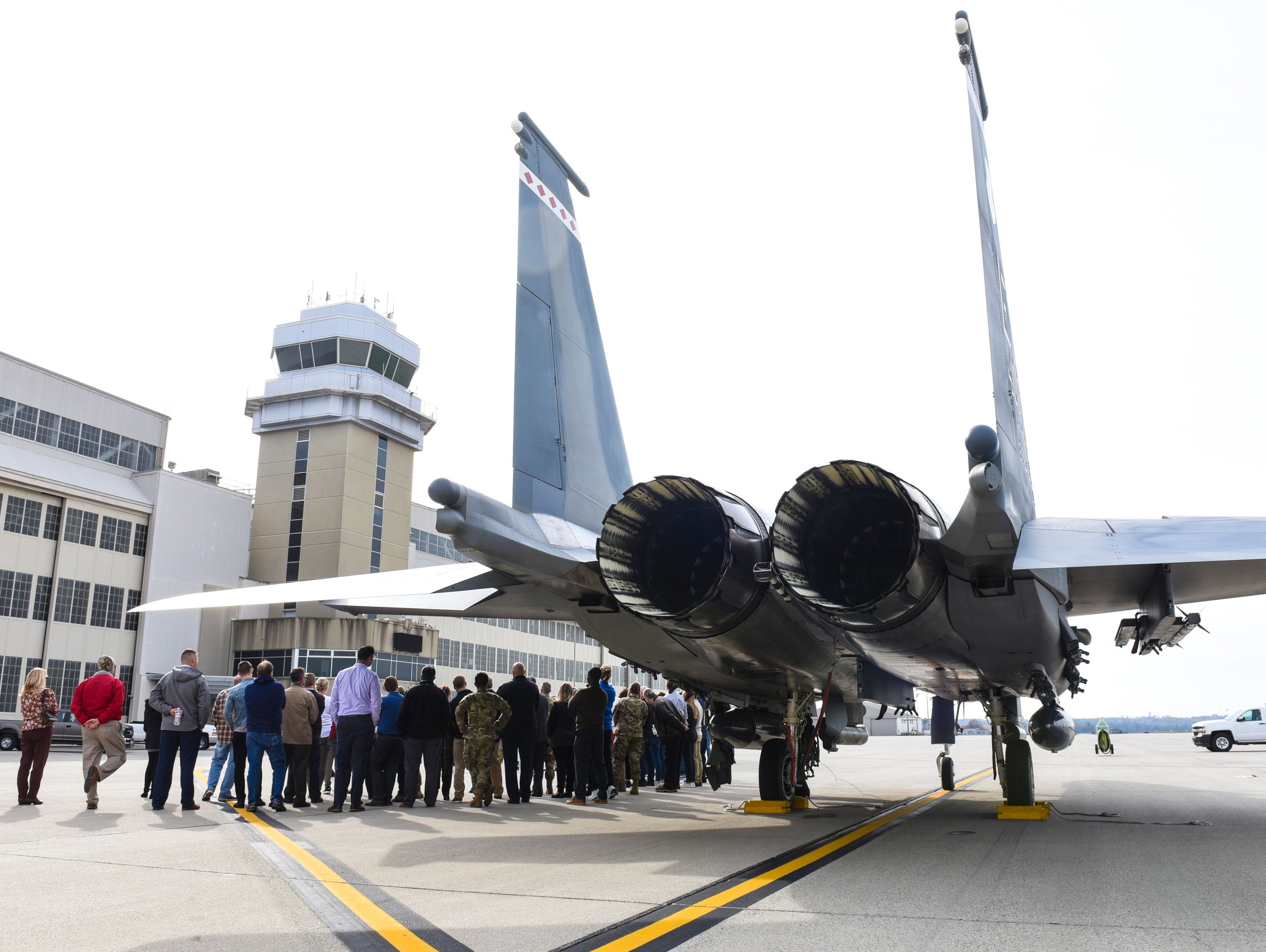 空軍生命週期管理中心的F-15EX計劃辦公室的成員在其中一種噴氣機中近距離觀察