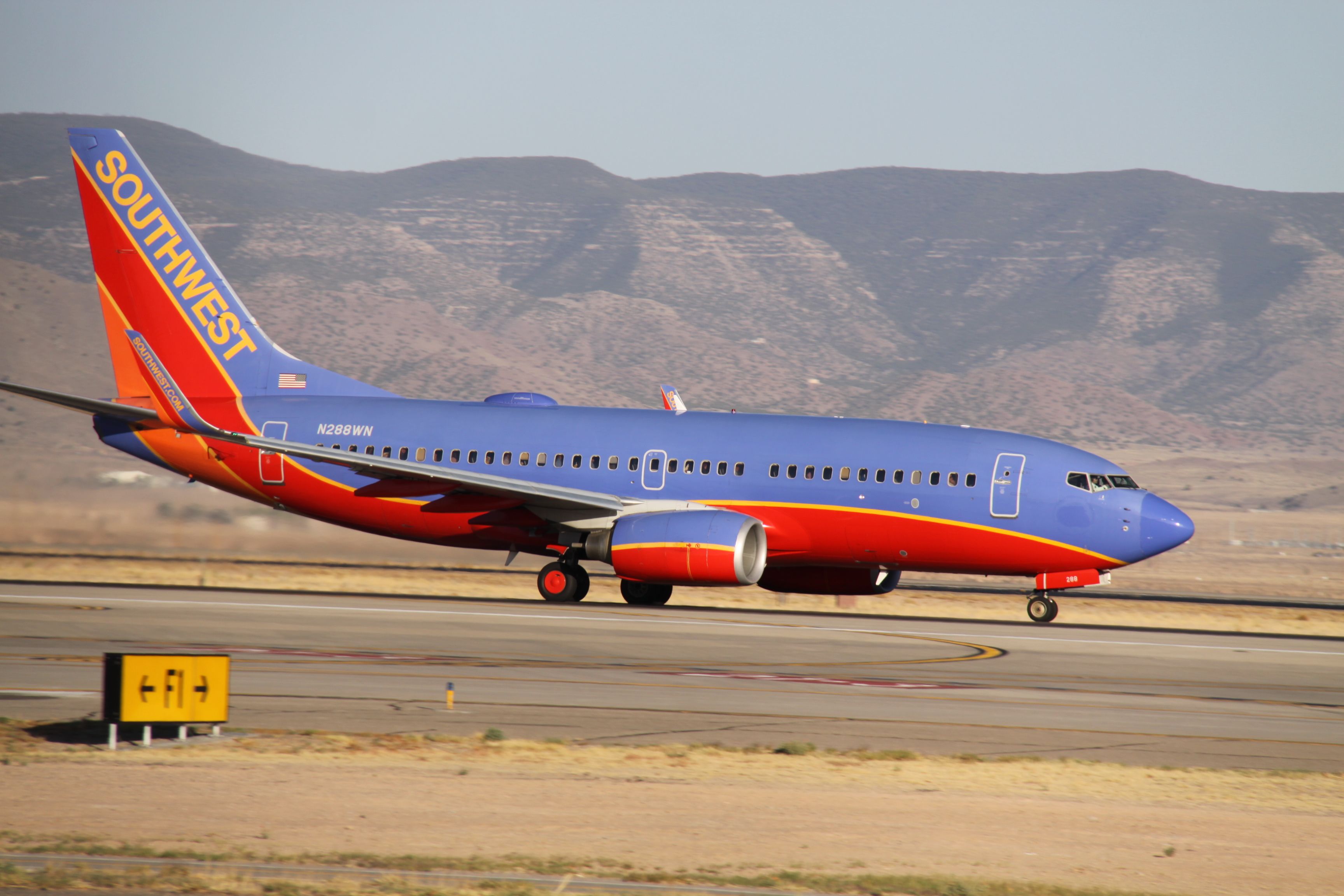 N288WN_Boeing_737_Southwest_(8737362425)