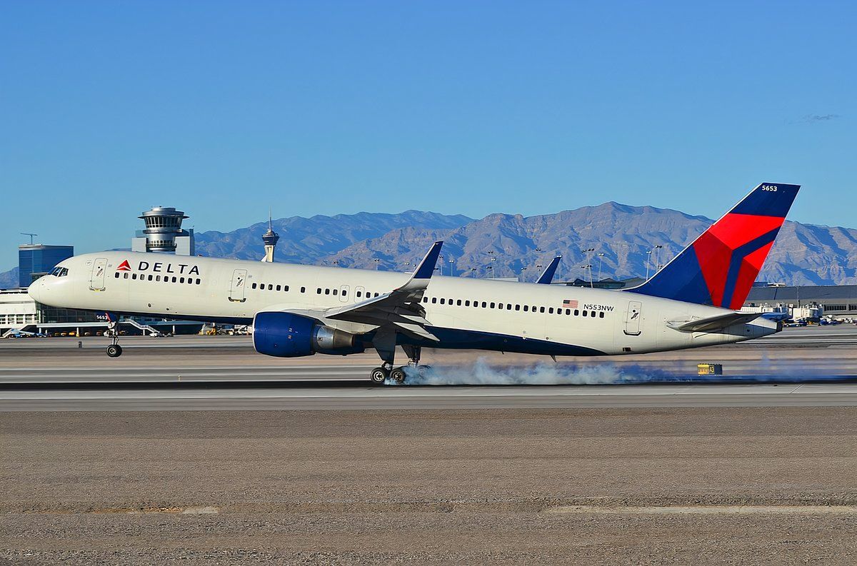 N553NW_DELTA_AIR_LINES_BOEING_757-251 _-_ 5653_（CN_26500-982）_-_-_ mccarran_international_airport，_las_vegas_（11314709806）