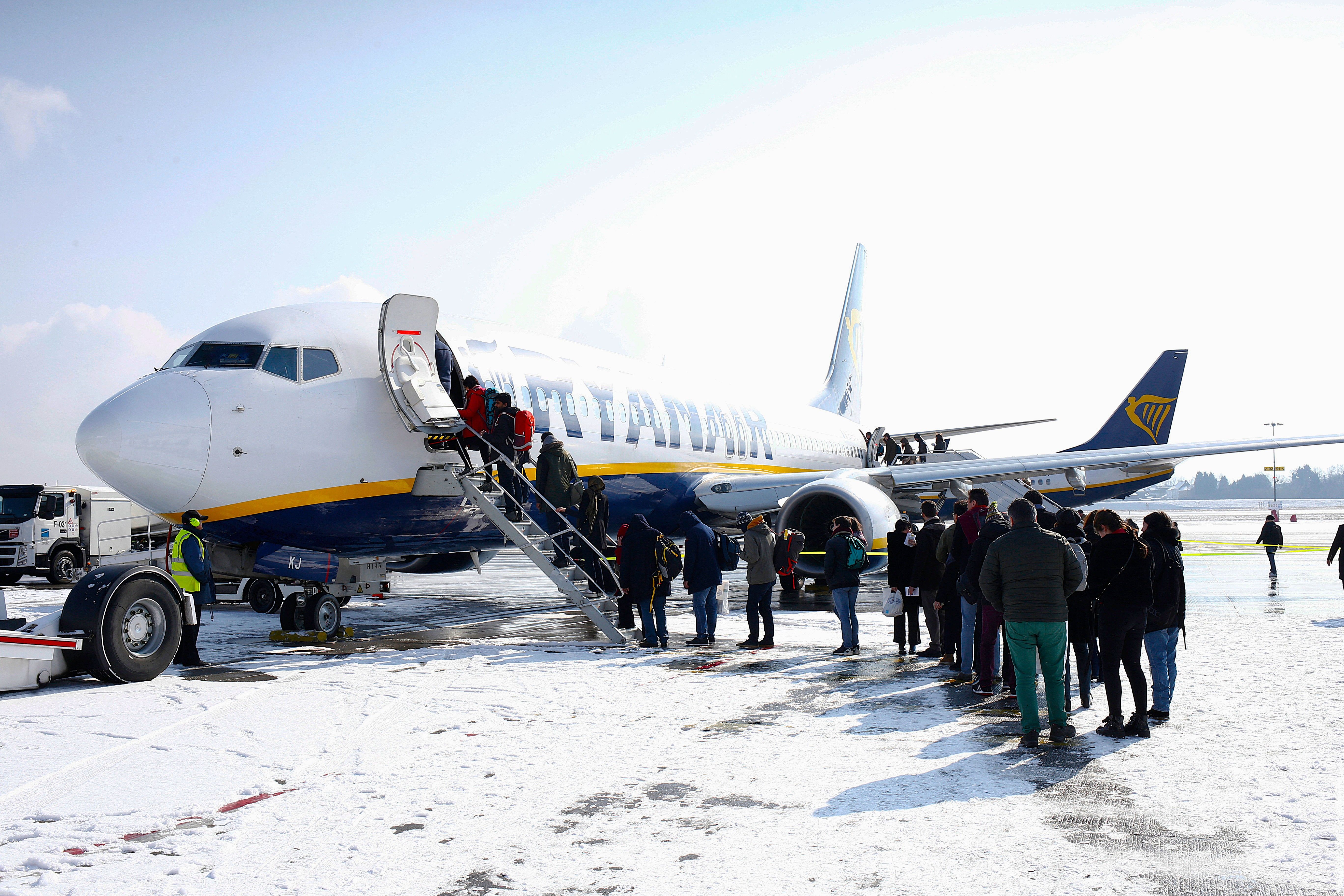 shutterstock_1036125178 - Passengers Boarding a Ryanair Boeing 737 in the Belgian snow