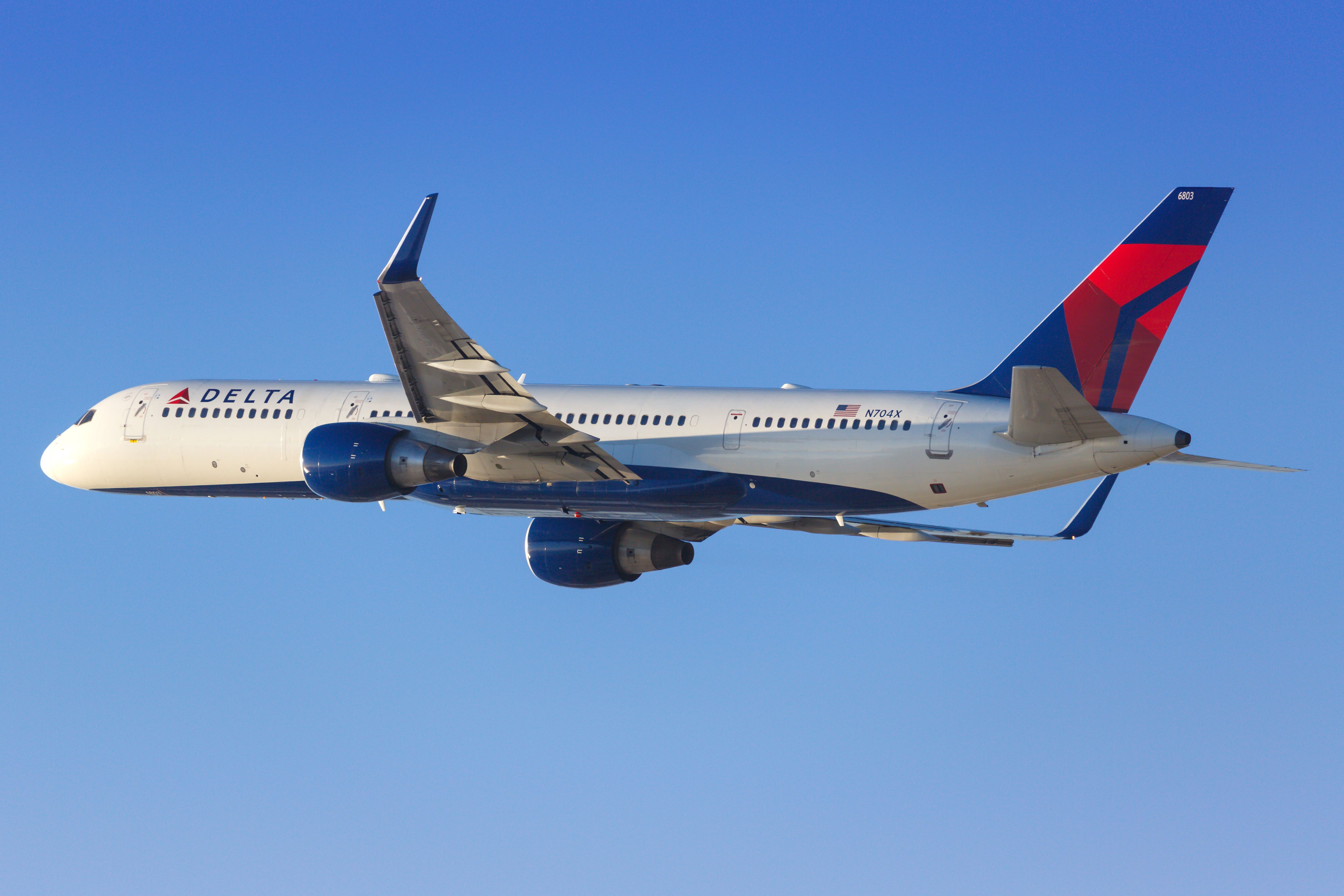 Delta 757-200 taking off