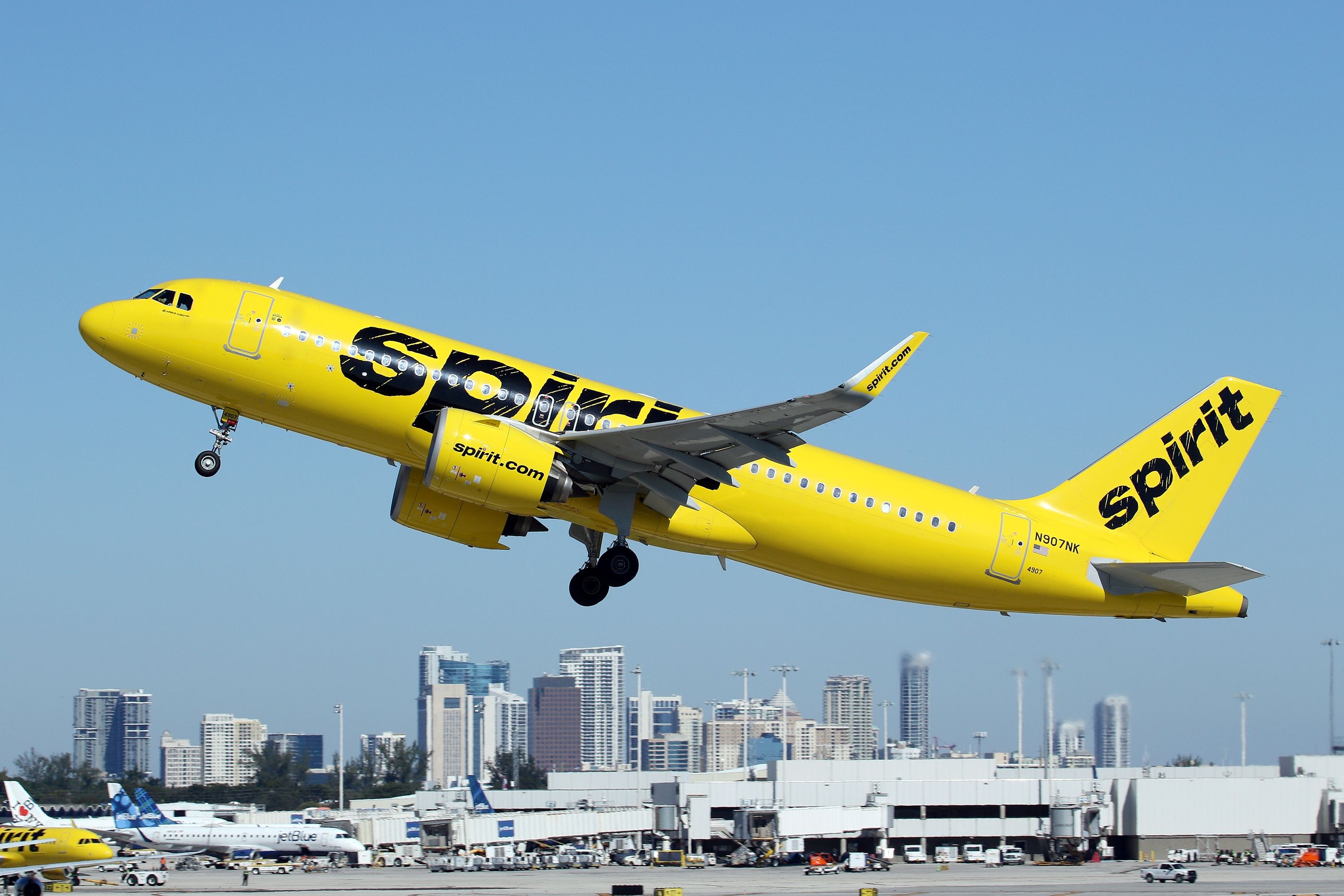 Spirit Airlines Airbus A320Neo離開FLL Shutterstock_2152175785