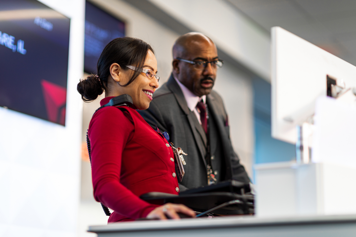 Delta gate agents at a gate