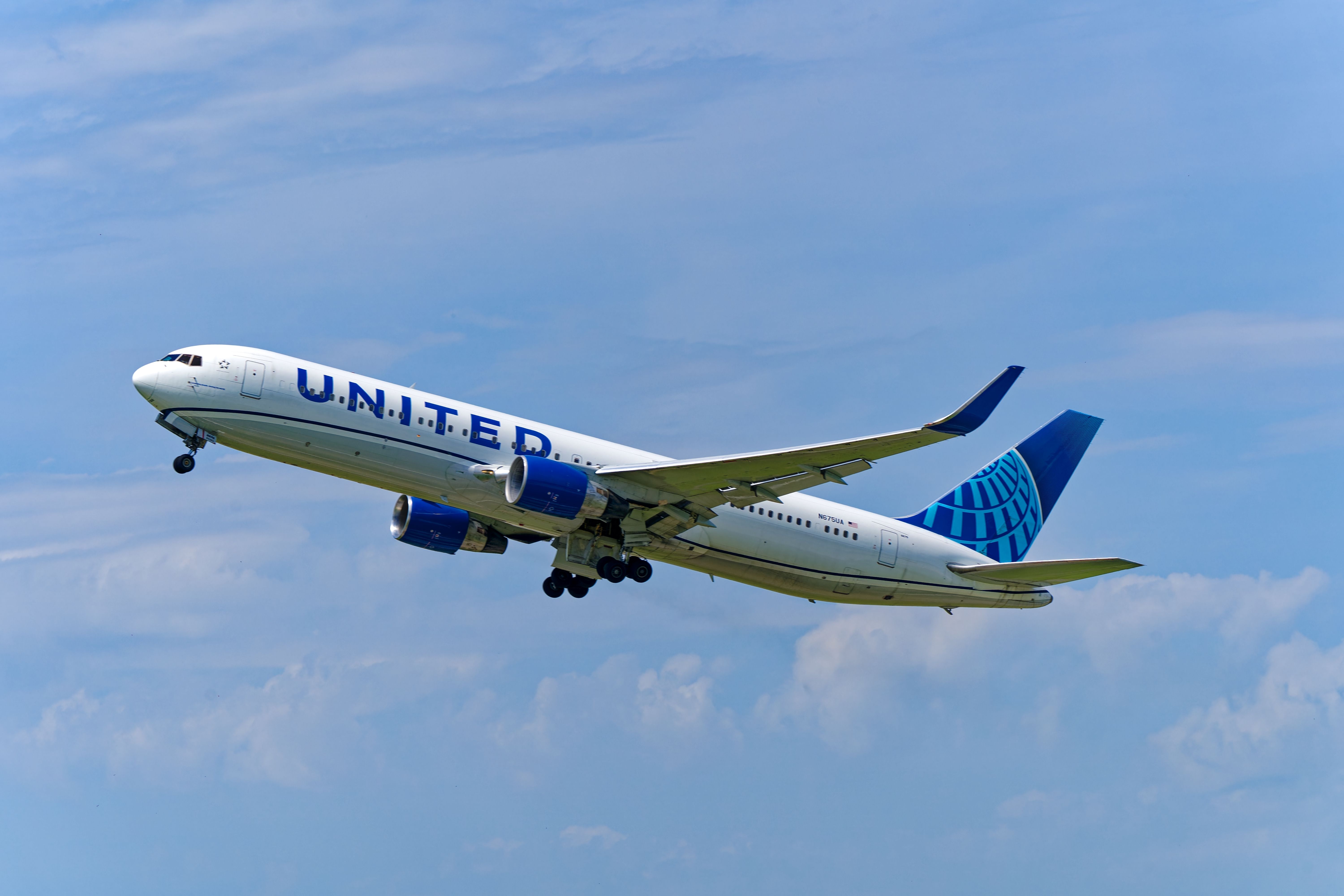 聯合航空公司波音767-300ER離開ZRH Shutterstock_2498152457