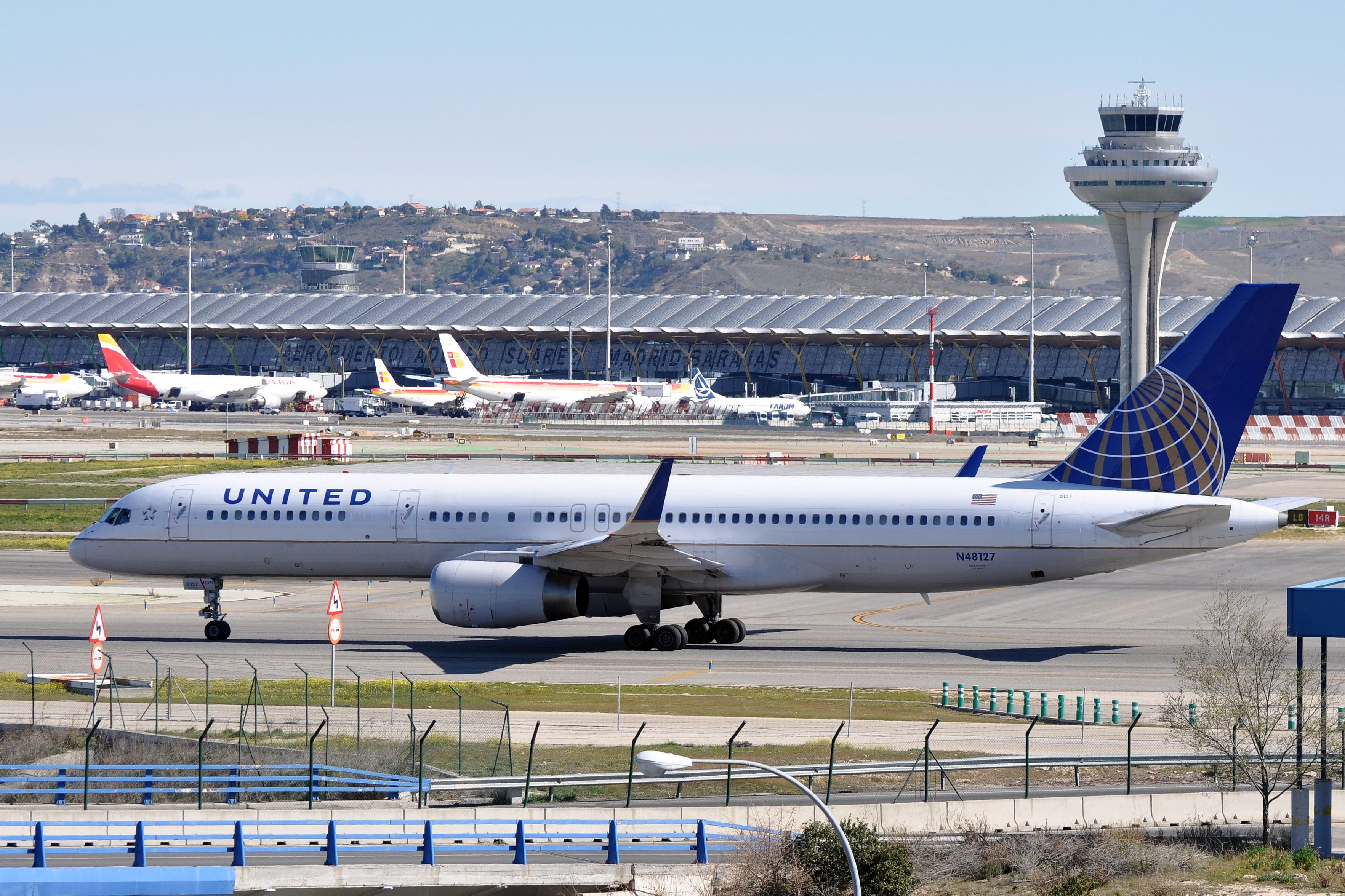 United_Airlines,_Boeing_757-224(WL),_N48127_-_MAD_(21447672501)