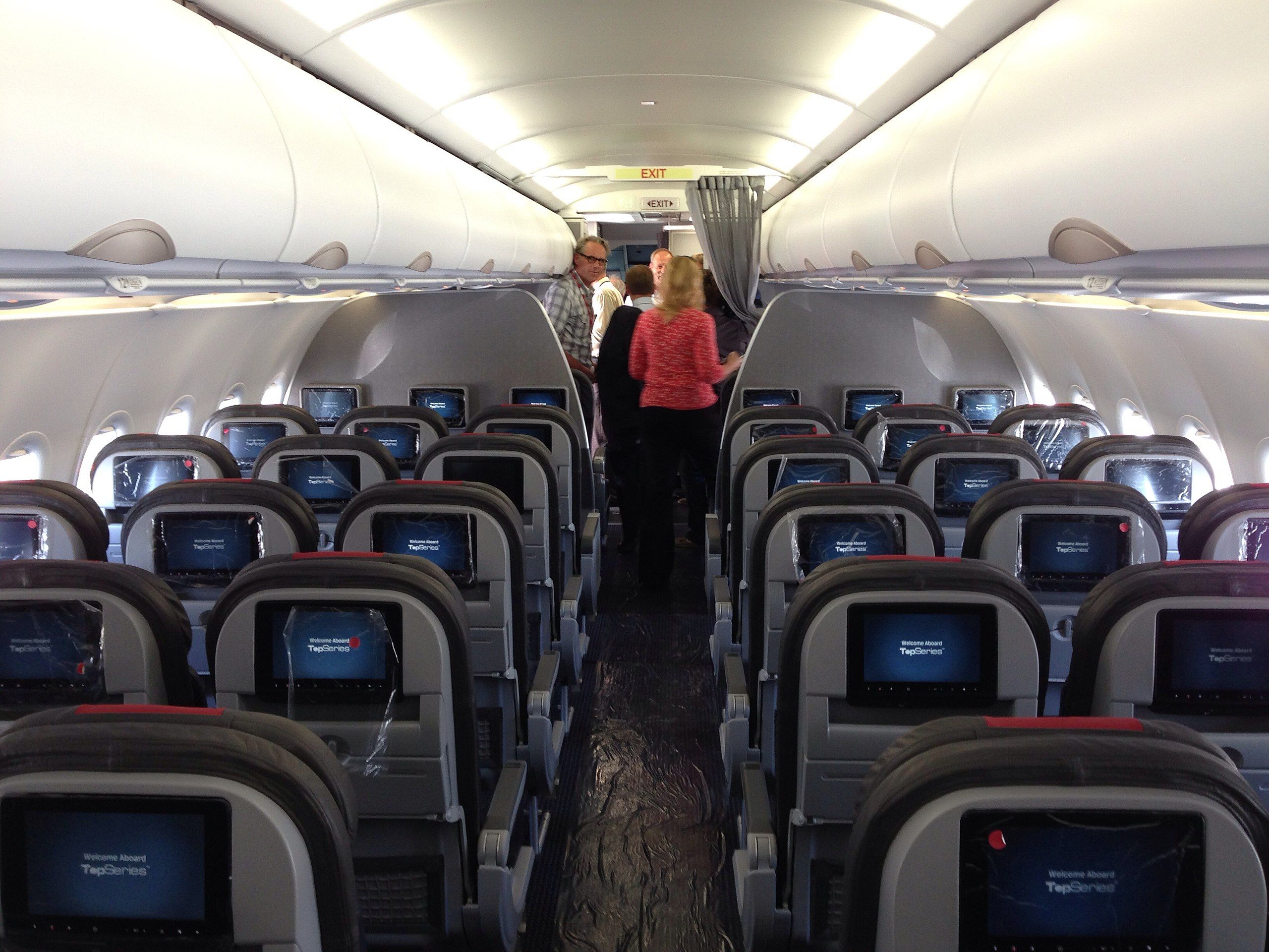 2560px-American_A319_Cabin_（9354156197）