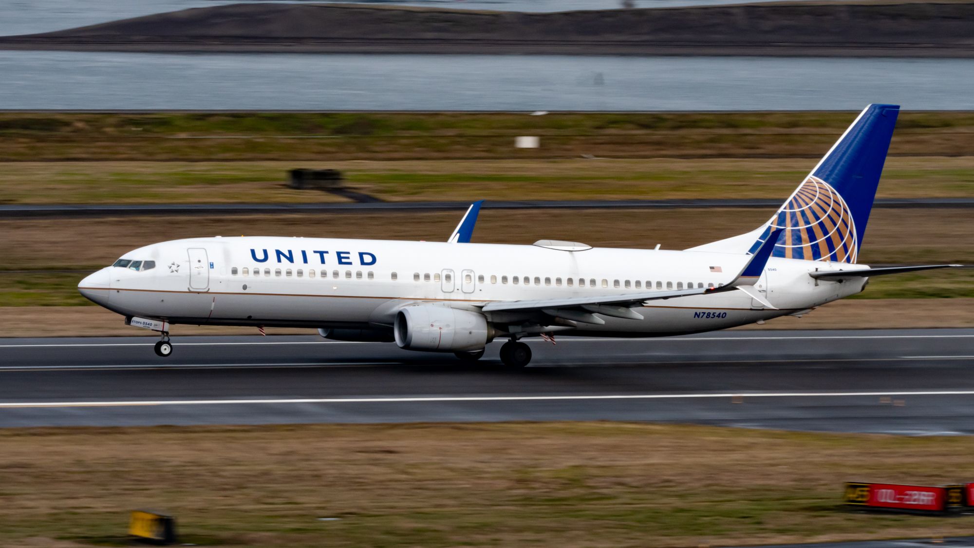 United Airways Boeing 737 leave Portland