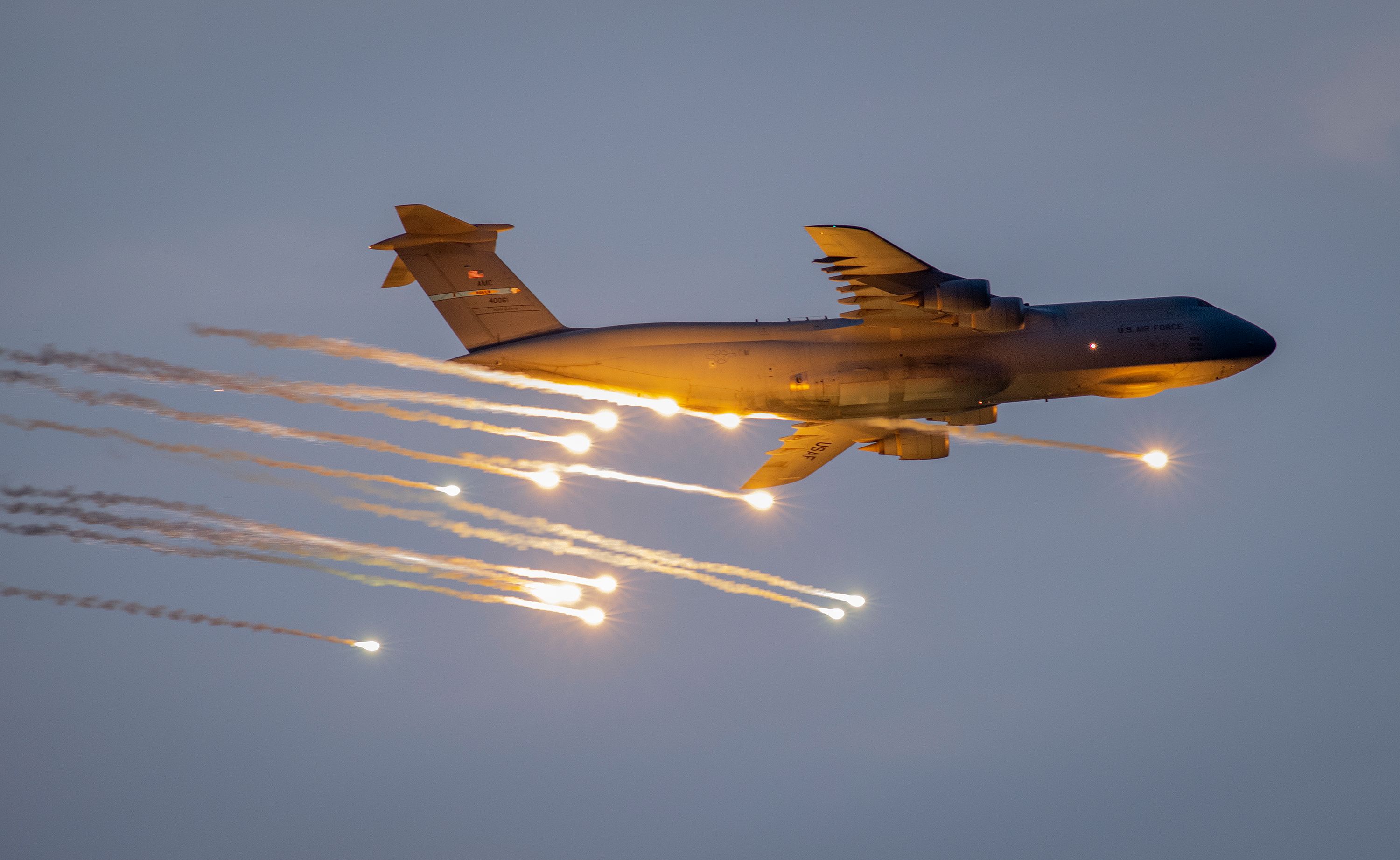 在5月12日的Eglin空軍基地的測試中，第436空軍翼C-5M超級星系在FLA的Eglin空軍基地釋放了耀斑