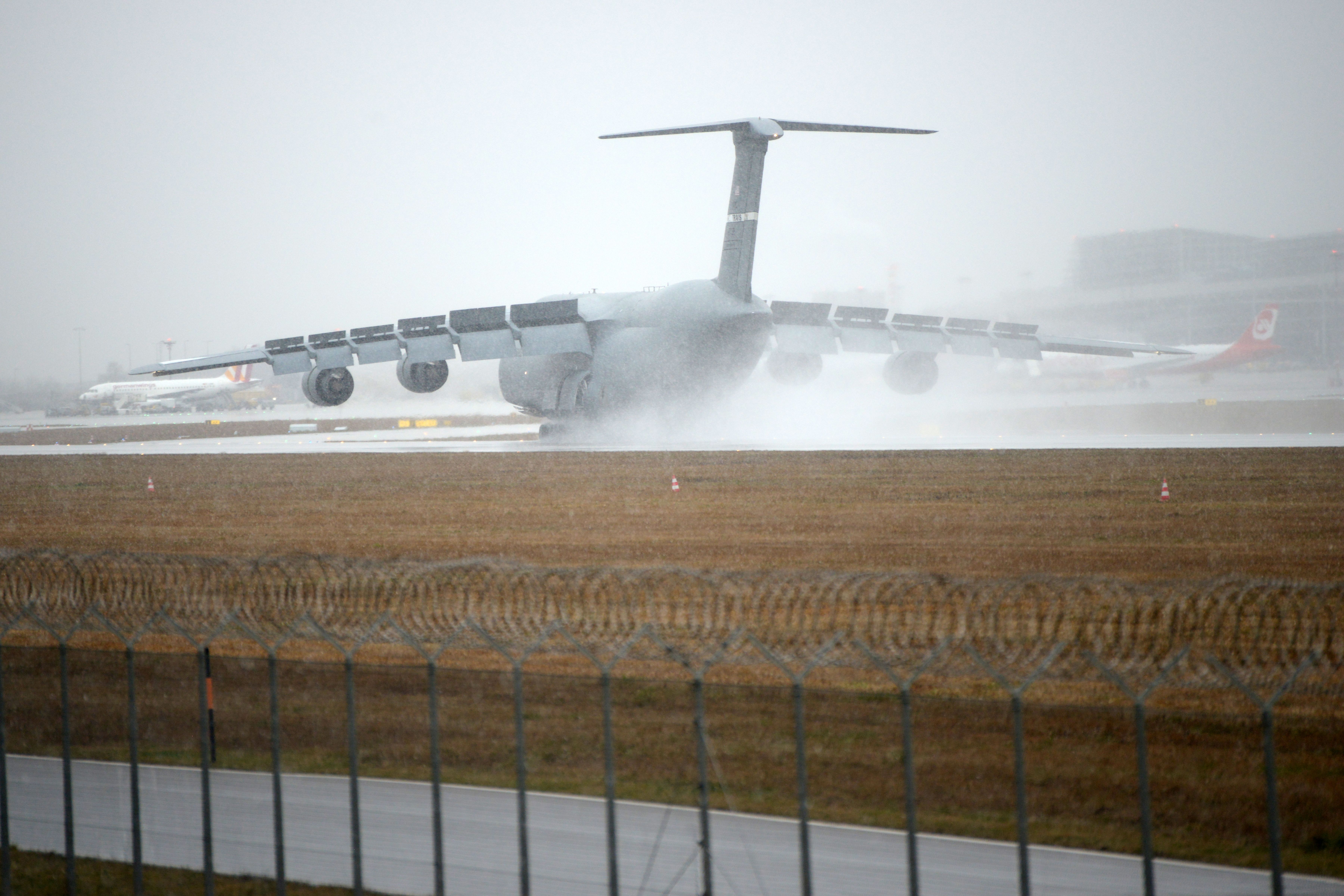 美國空軍洛克希德C-5 Galaxy飛機到達Stuttgart陸軍機場，2016年