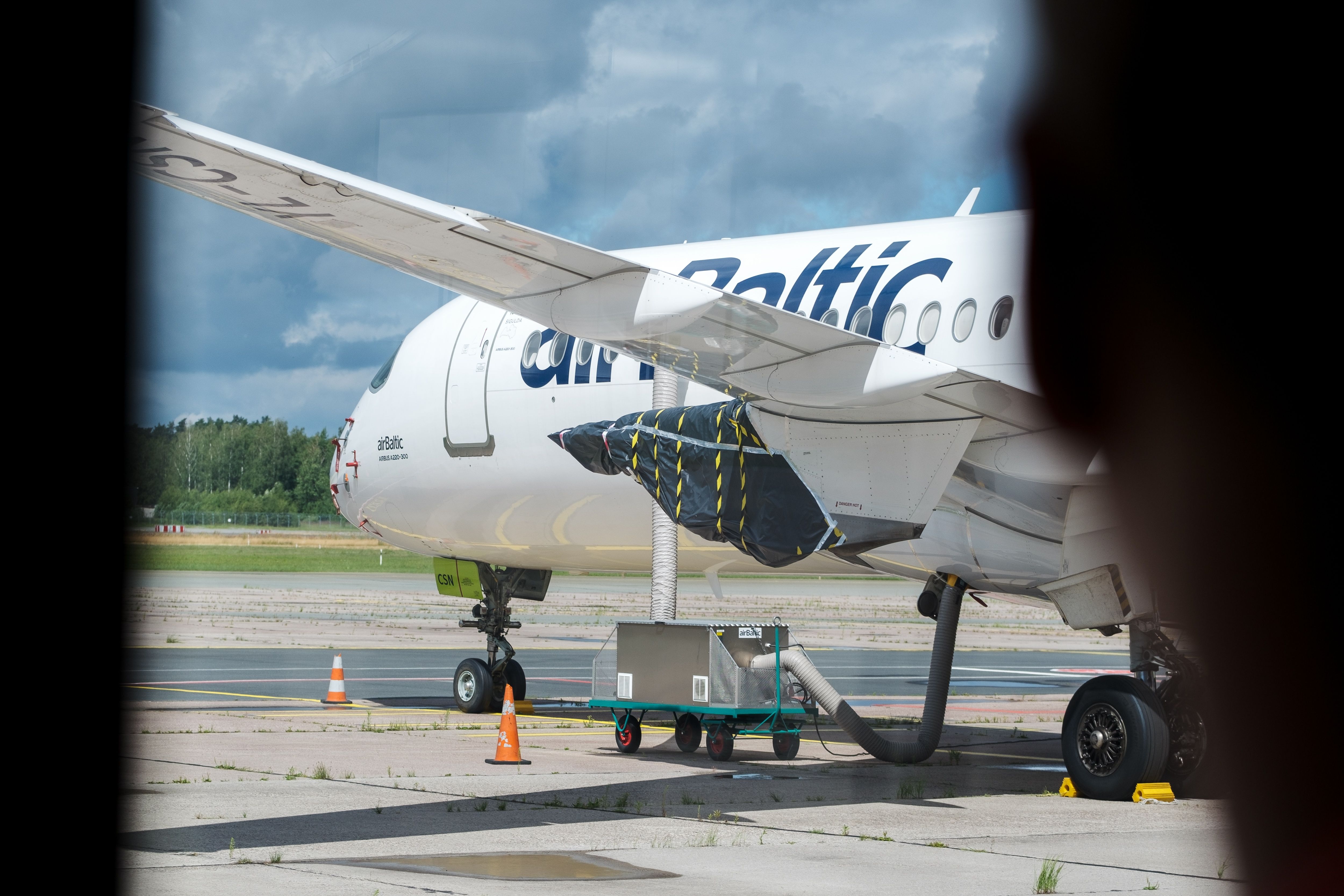 在裡加機場Rix Shutterstock_2532131027的無引擎的空中客車A220-300
