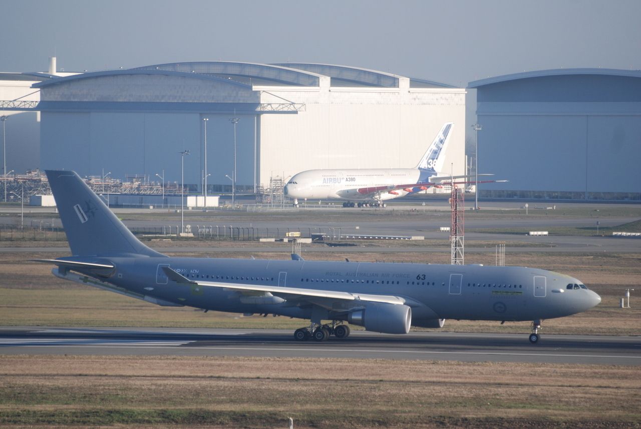 airbus_a330-200_mrtt_royal_australian_air_force_ (raaf) _ (asy) _ec-330 _-_ msn_747 _-_ will_be_a39-001_ (2974213502)