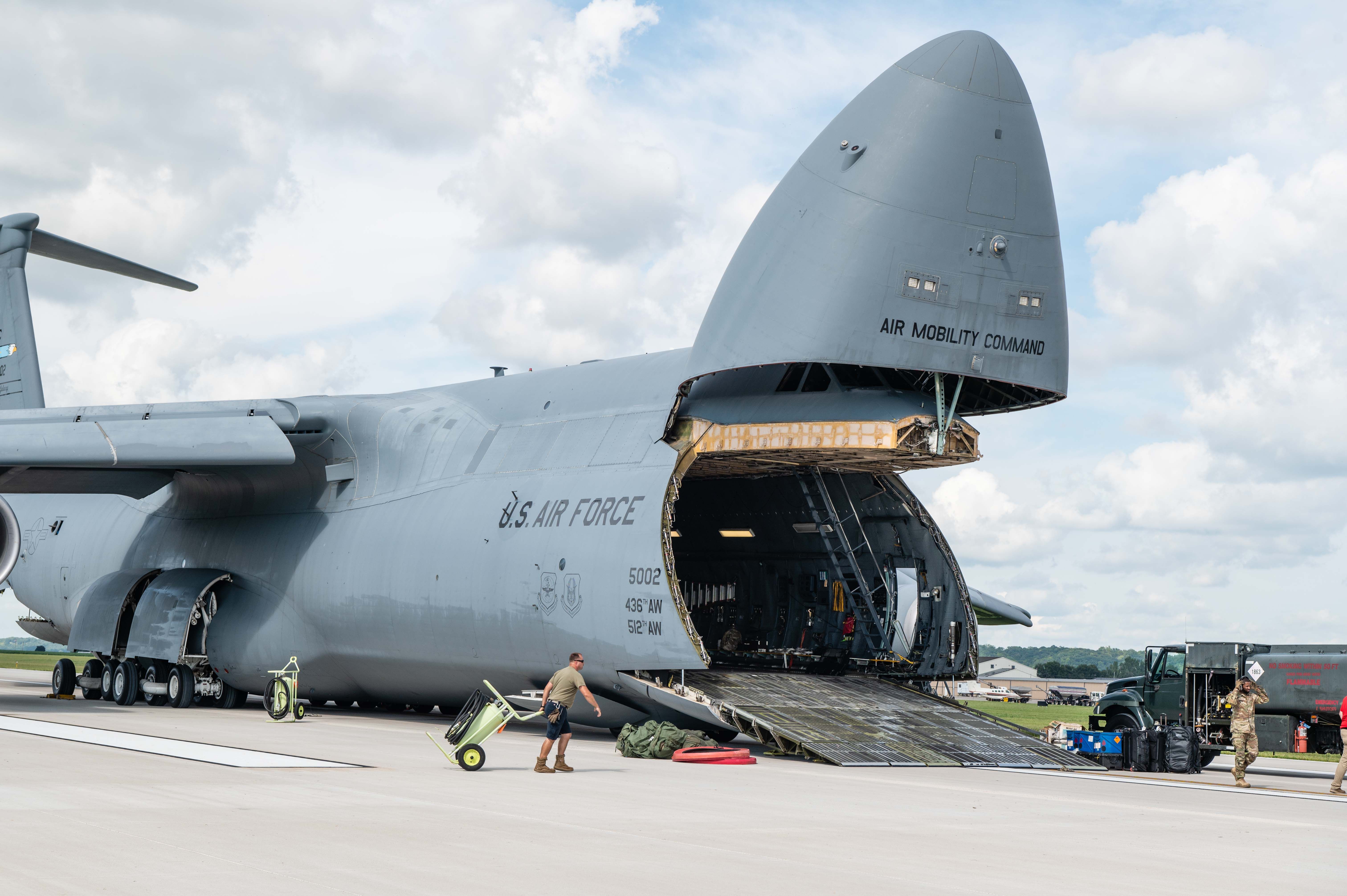 第139空軍翼密蘇里州國民警衛隊的飛行員和設備正通過C-5運輸到2024年的海外部署。