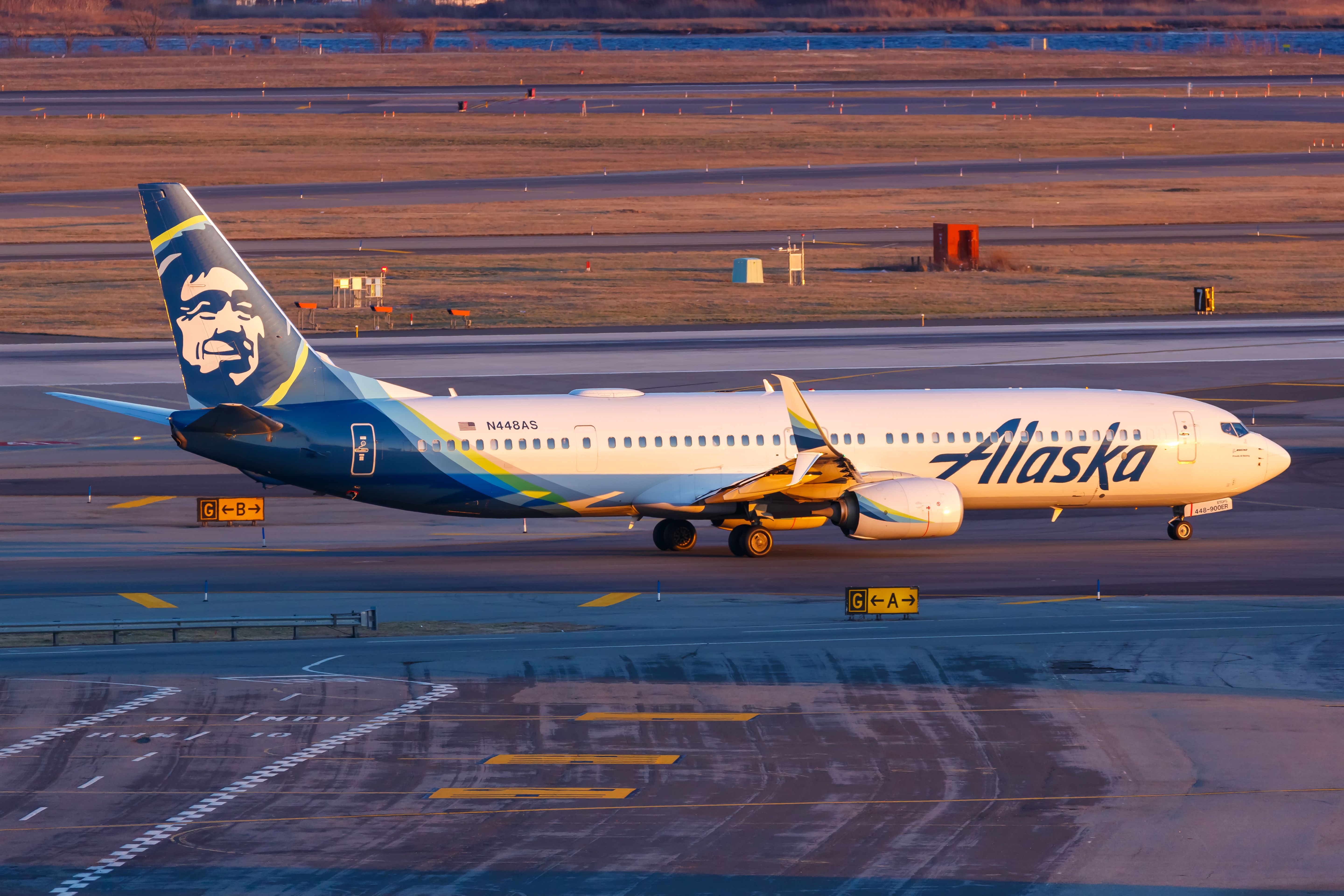 阿拉斯加航空公司波音737-900er在紐約約翰·F肯尼迪國際機場JFK Shutterstock_1734290312