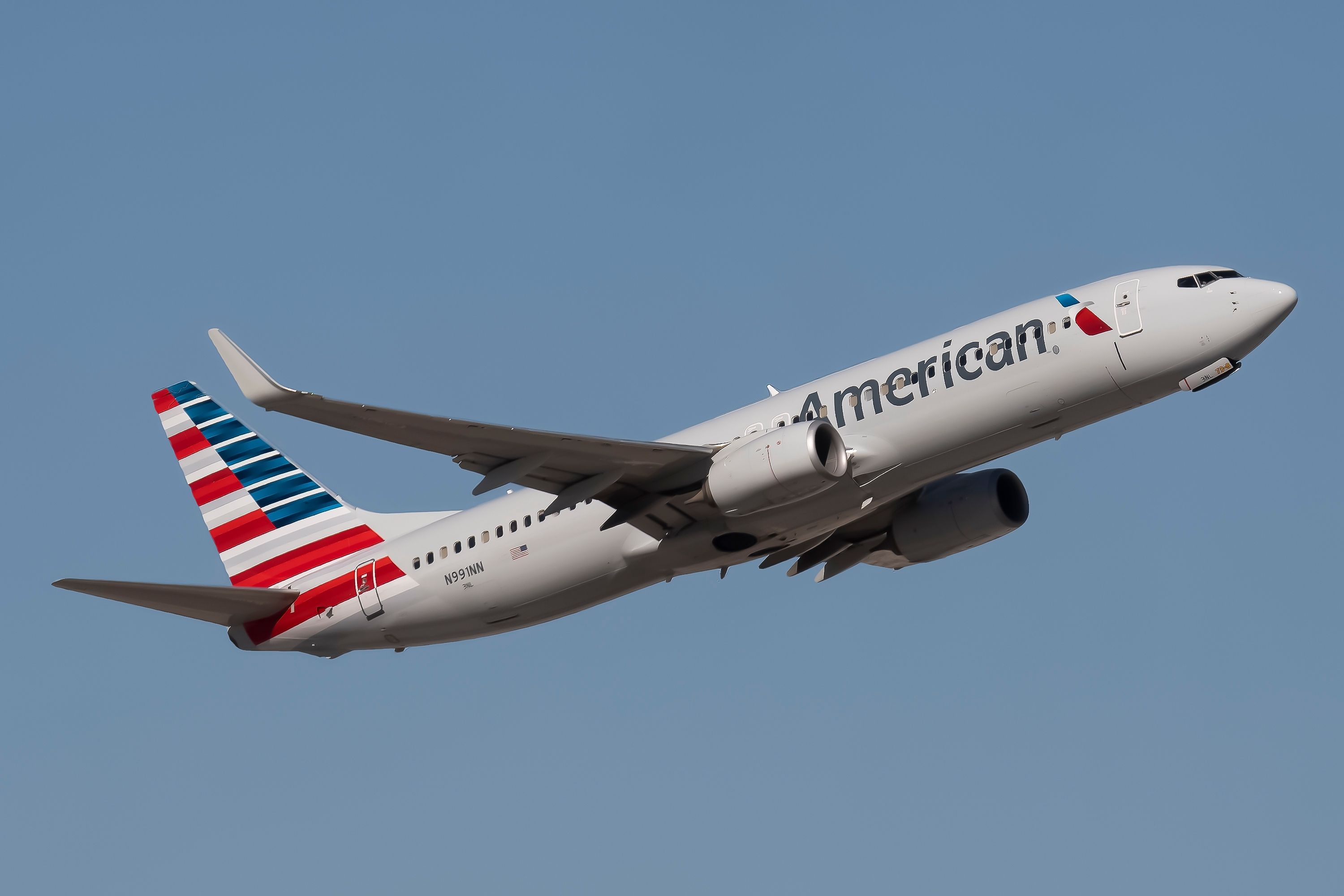 美國航空公司波音737-800離開PHX Shutterstock_2266202123