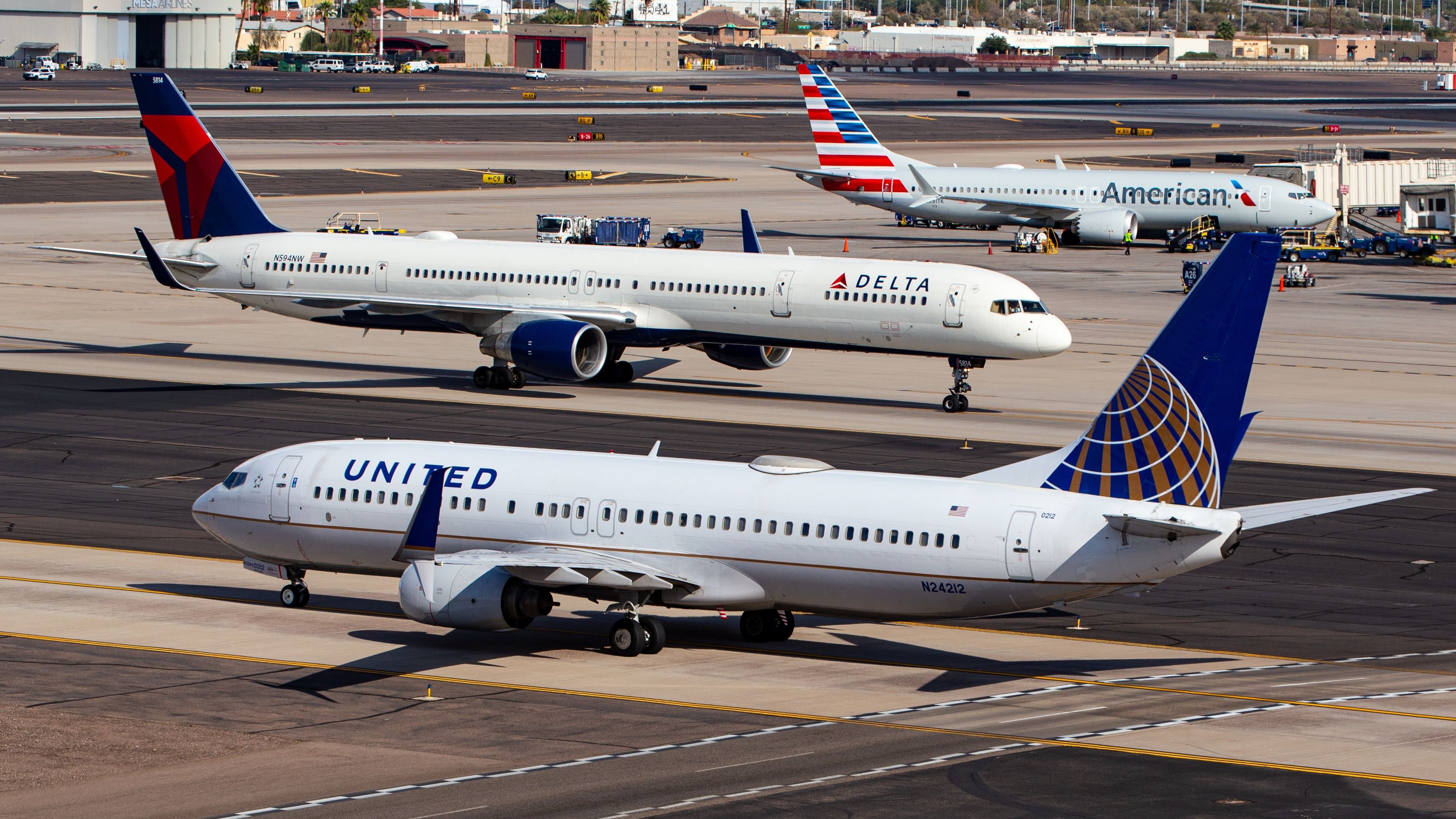 美國航空公司，三角洲航空公司和聯合航空公司飛機，位於PHX Shutterstock_2495762415