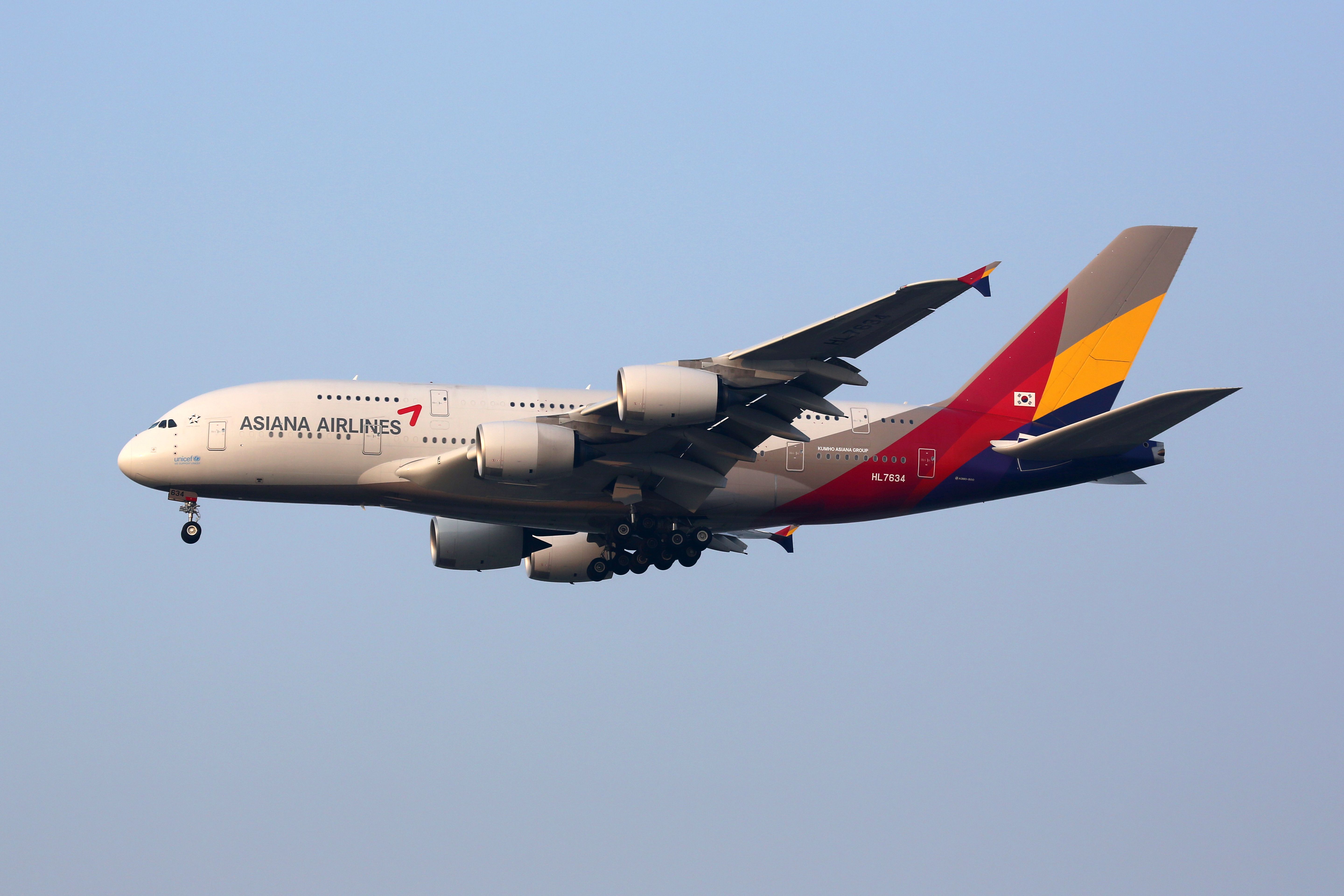 アシアナ航空 1/200 A380-800 ASIANA AIRLINES Amazon.com: Schuco 403551676 Asiana Airlines A380-800 : Toys