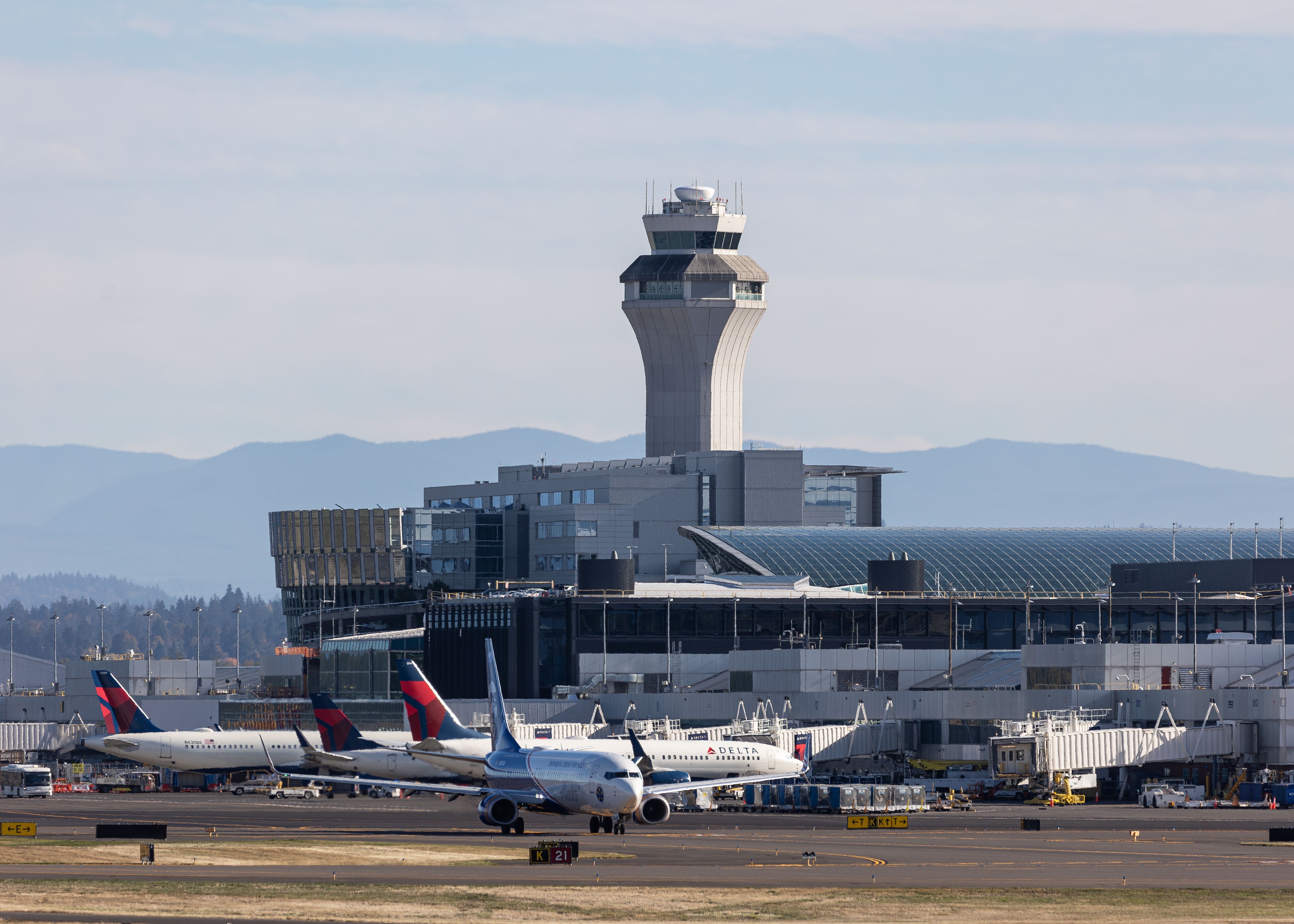 波特蘭國際機場的ATC塔PDX Shutterstock_2537125193
