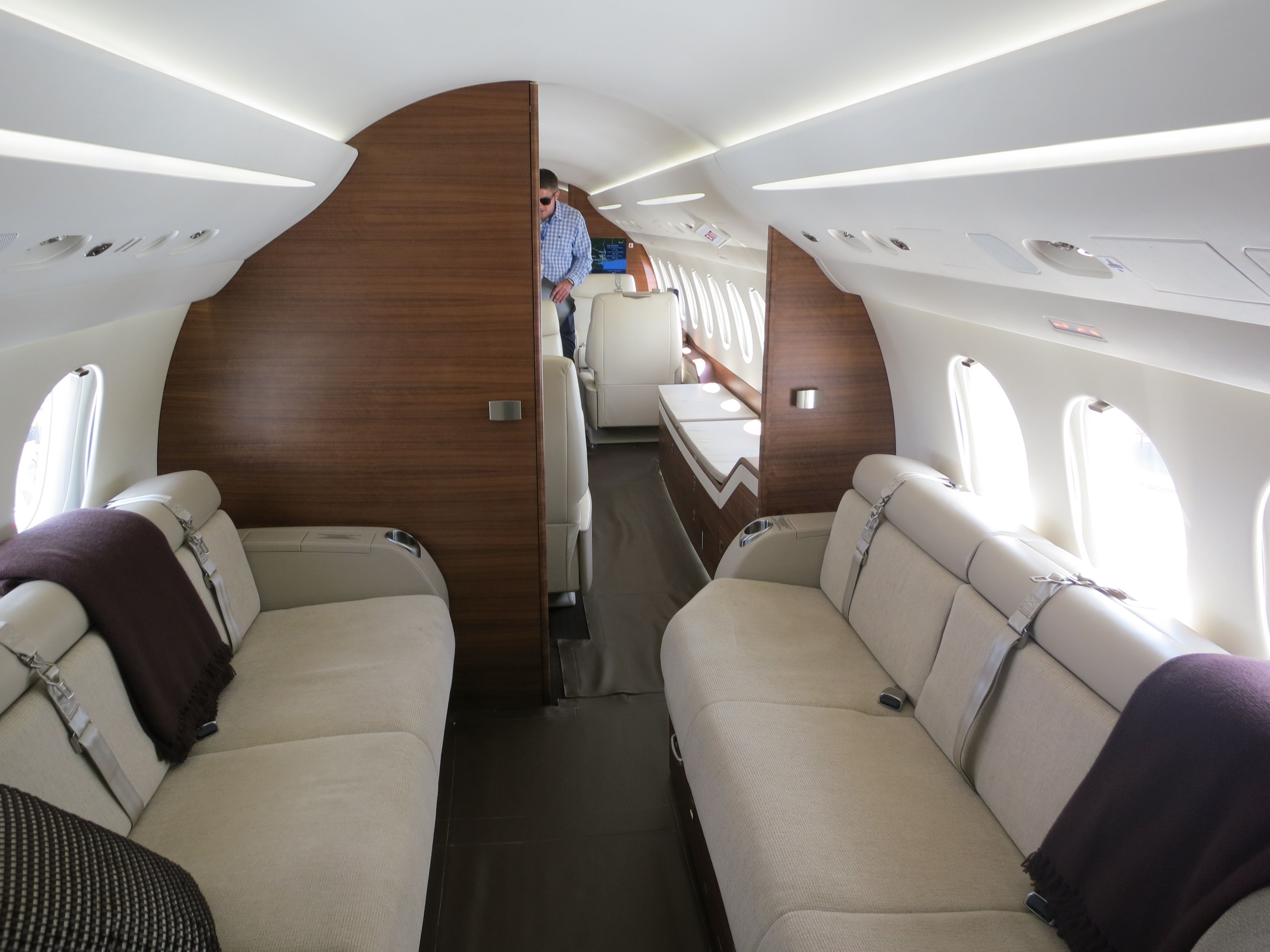 Dassault_Falcon_7X_aft_cabin_and_bedroom_looking_forward