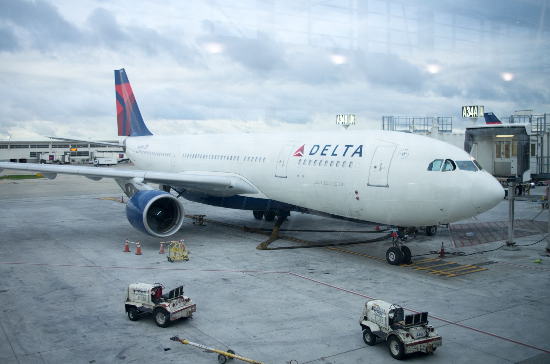 Delta_Air_lines_a330-200_n860Nw_at_the_gate_at_detroit_meetro_internation_Airport