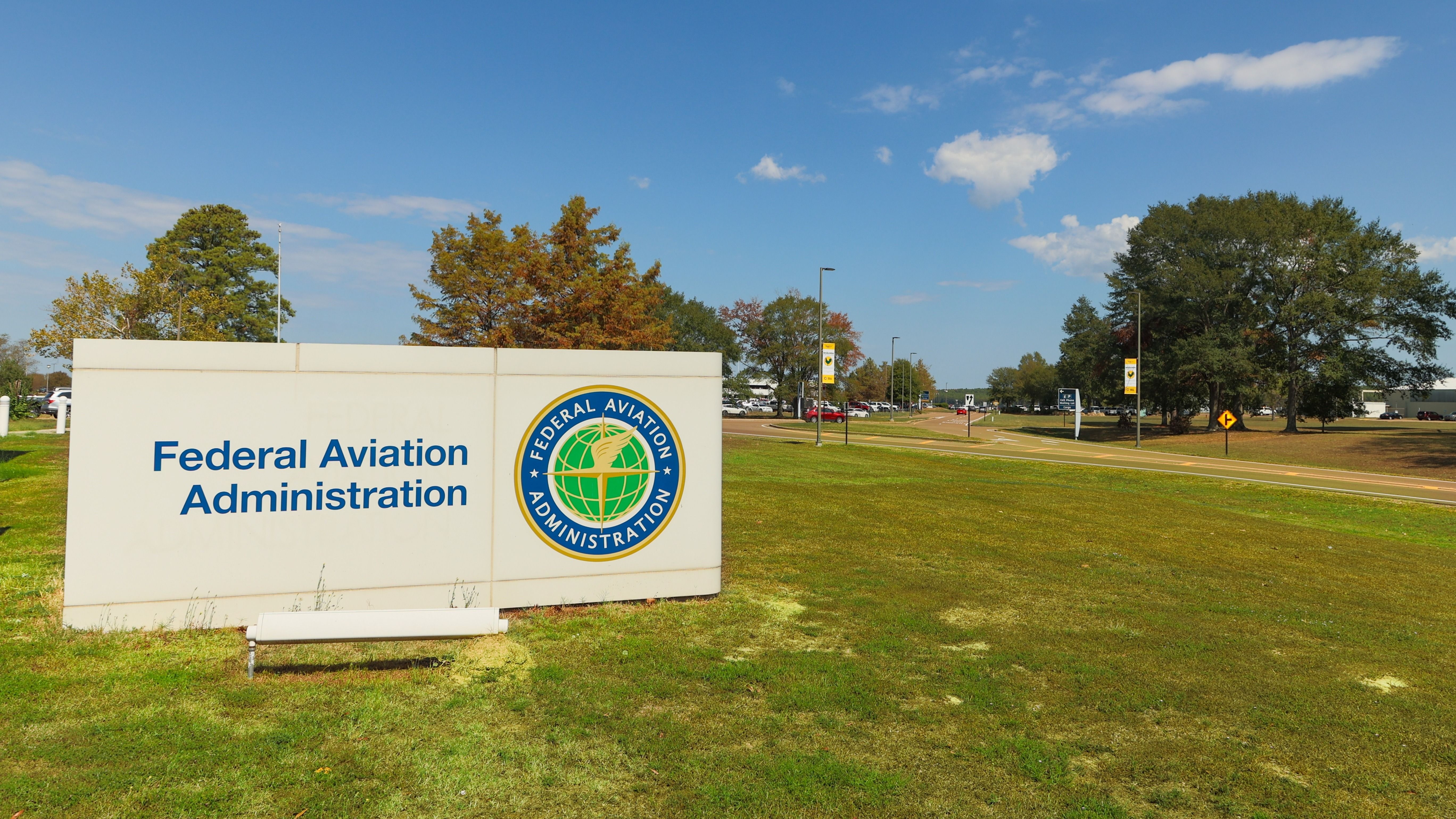 FAA簽名在其辦公室附近Shutterstock_2370263441