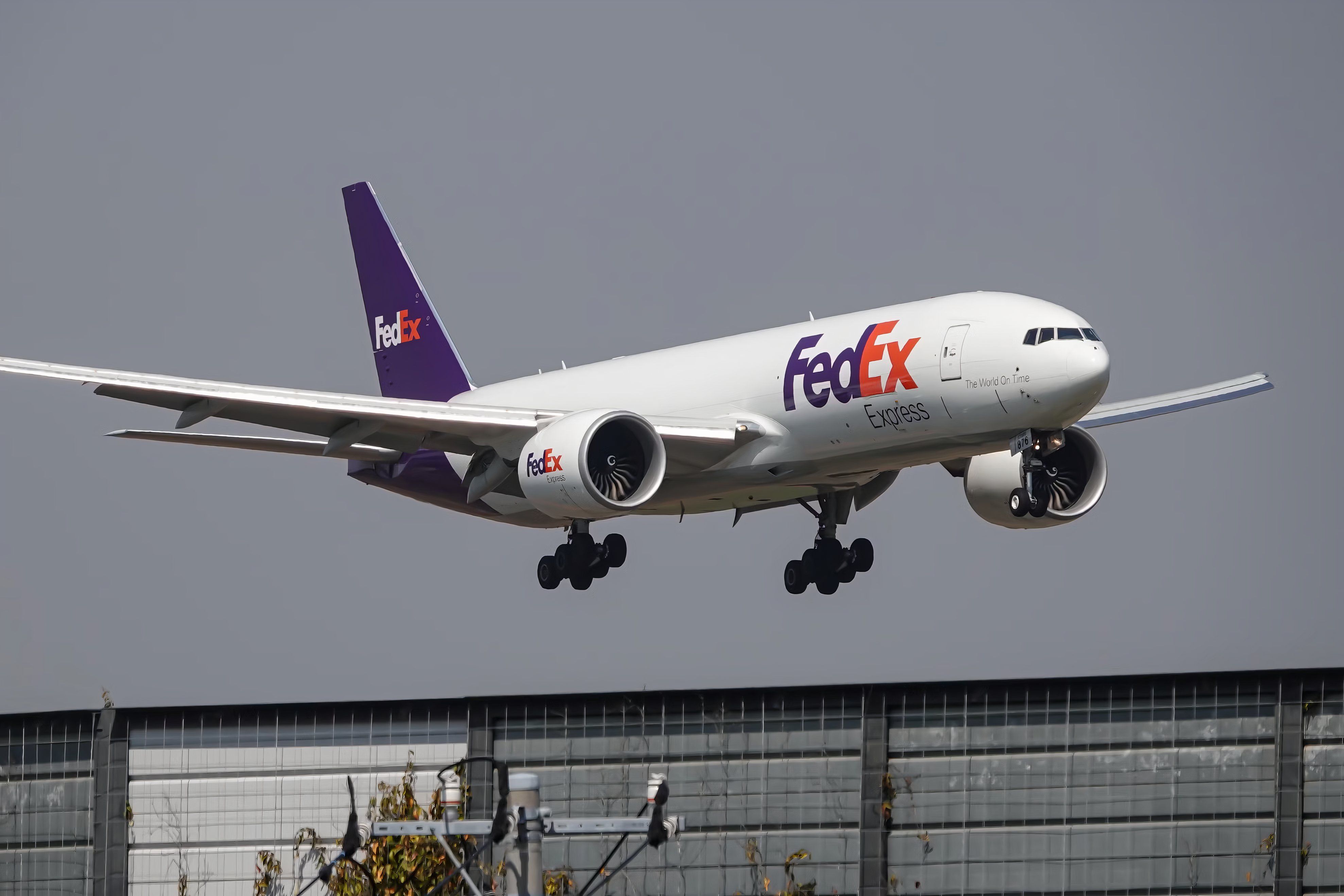 FEDEX-Boeing-777-Landing-Shutterstock_1749933731