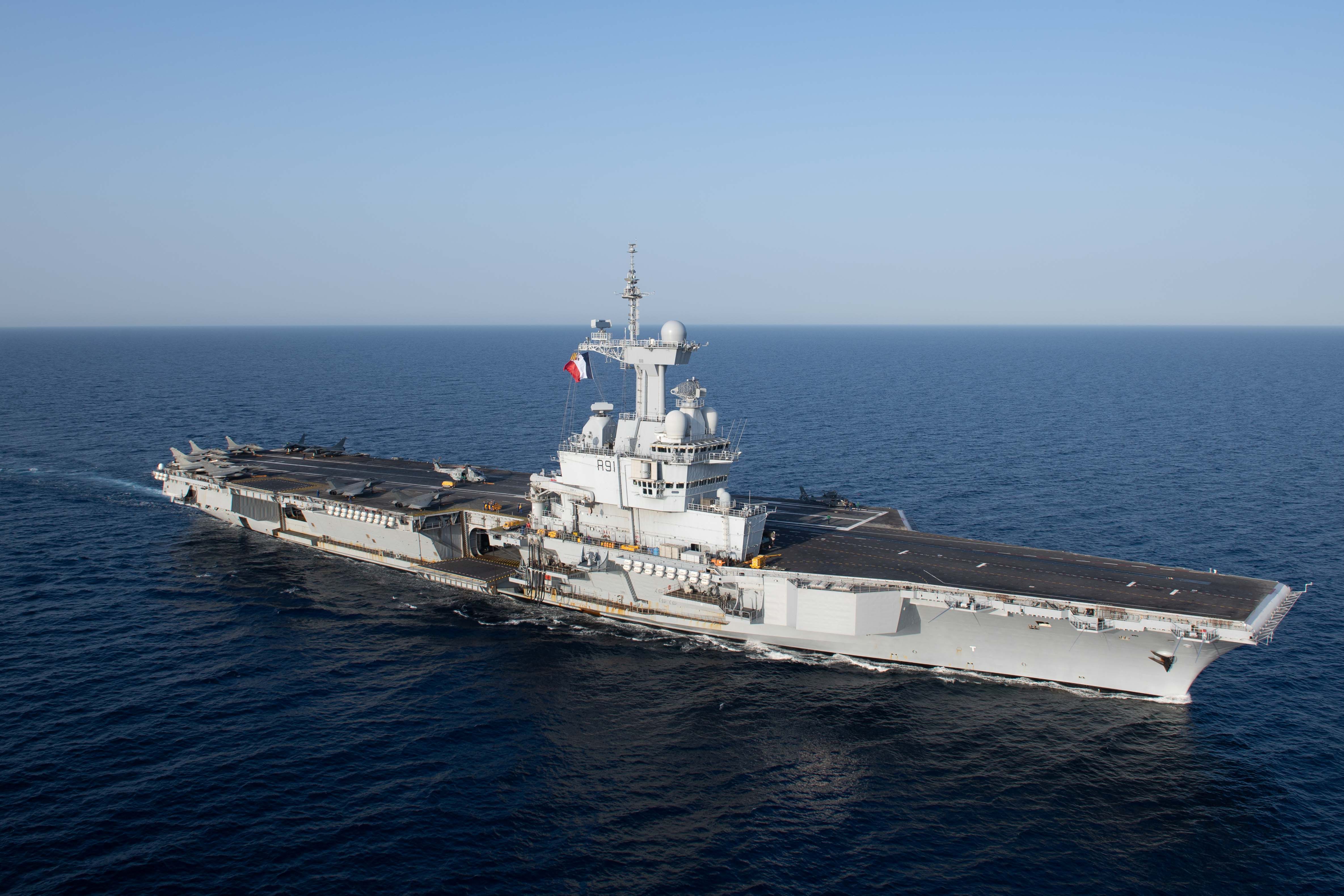 french_aircraft_carrier_charles_de_gaulle_（r91）_underway_in_the_red_sea_sea_on_15_april_2019_（190415-n-il409-0017）