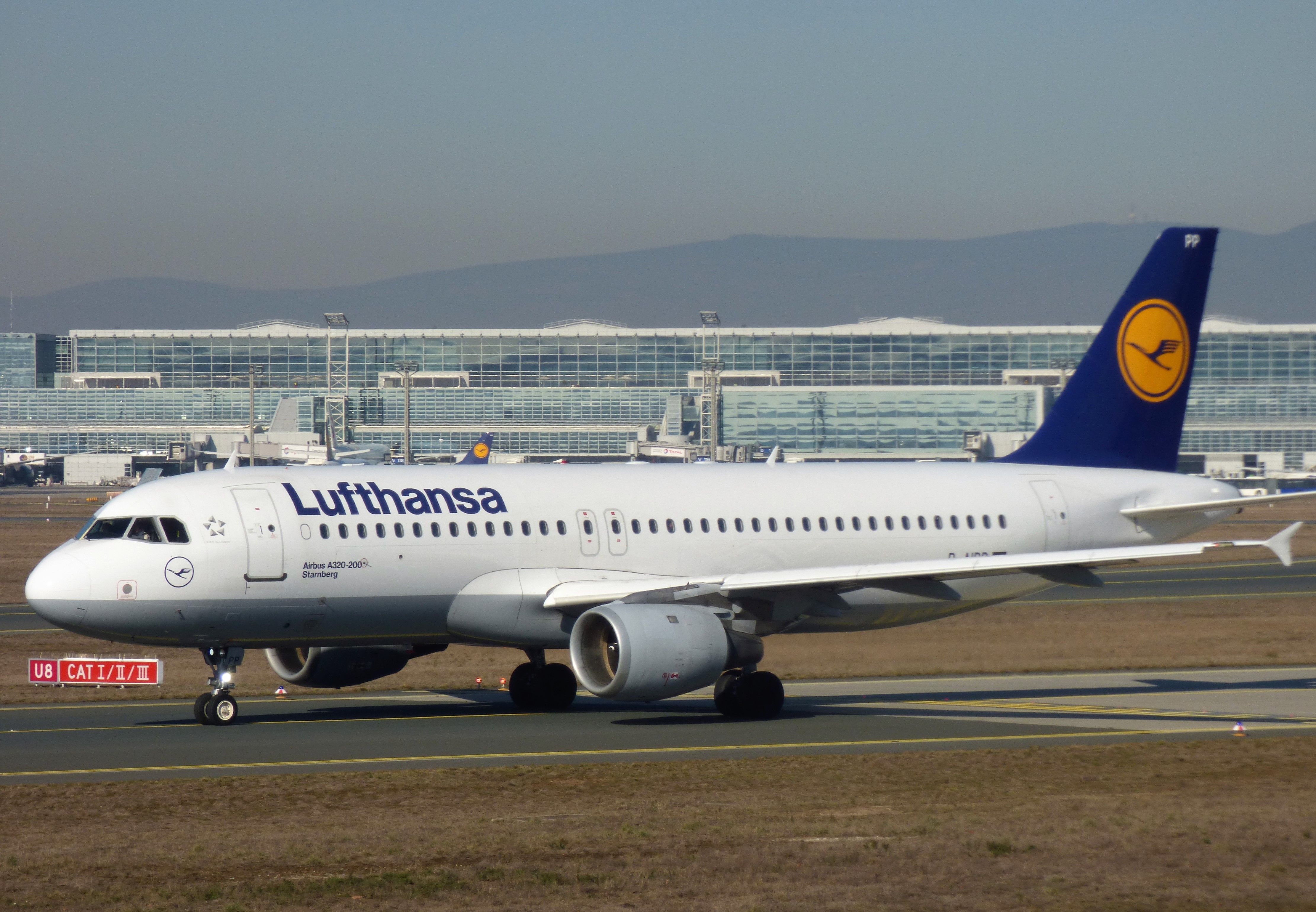 تاکسی های Lufthansa Airbus A320 در فرانکفورت