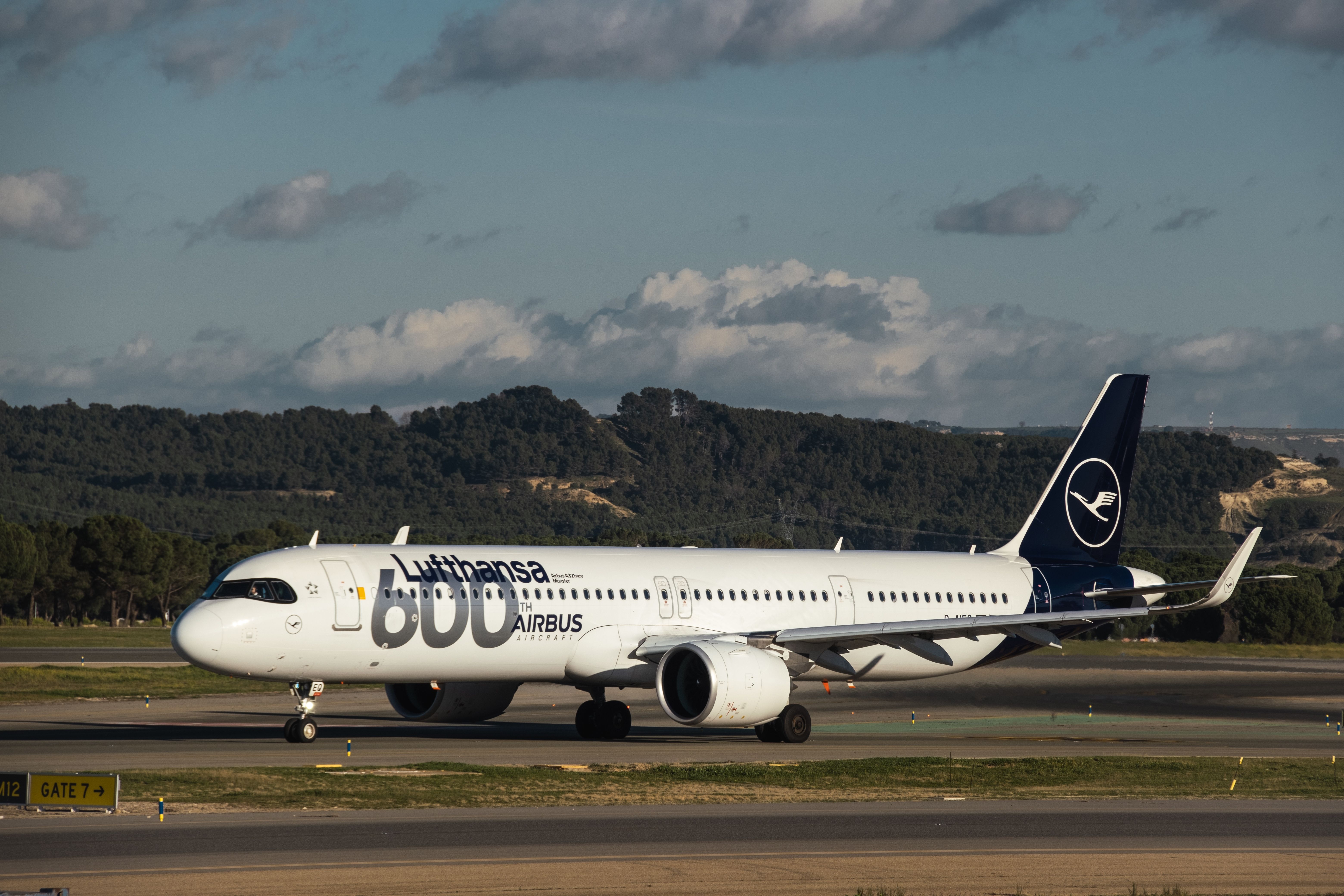 馬德里巴拉哈斯機場Mad Shutterstock_2525268069的Lufthansa 600th A320Neo A321Neo