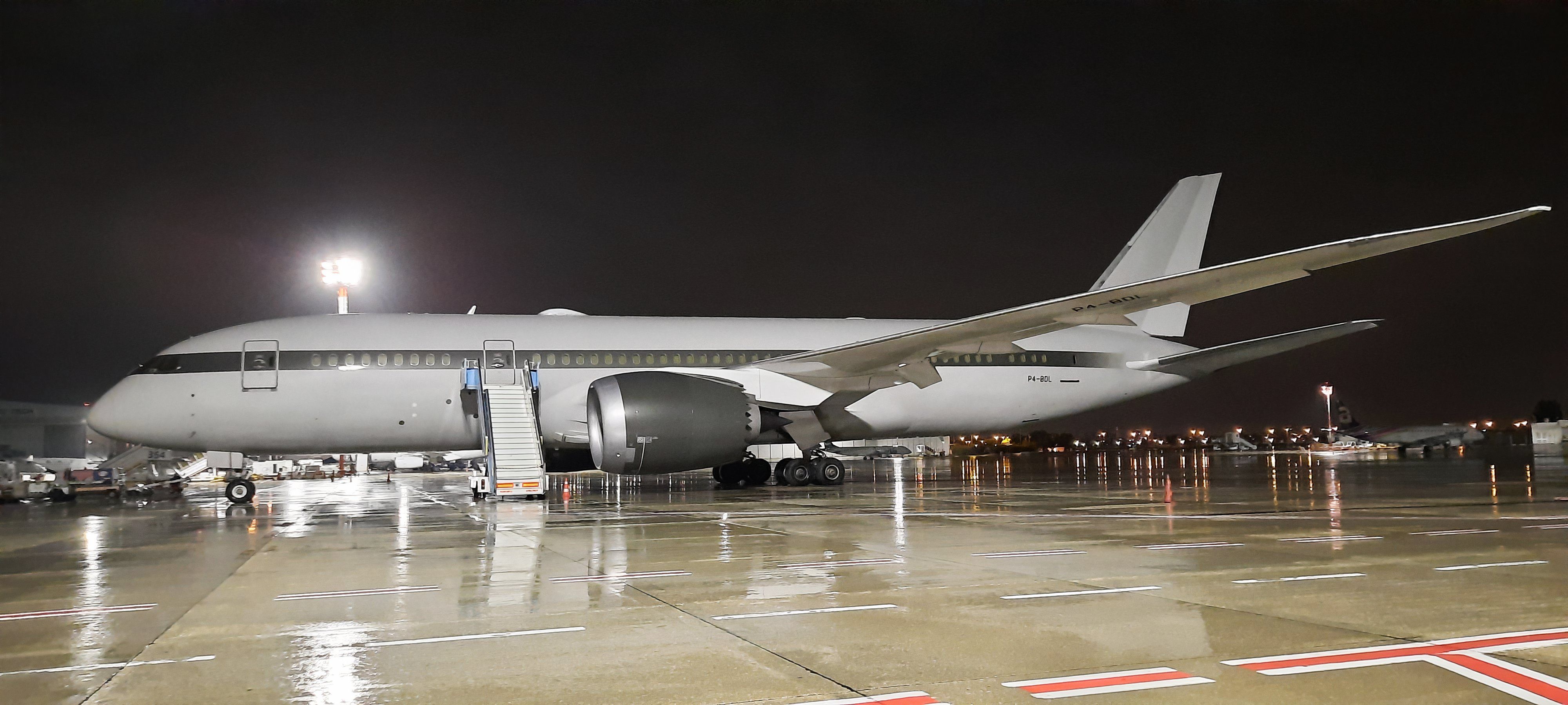 Roman_Abramovich's_B787-8_Dreamliner_P4-BDL_(Sideview)