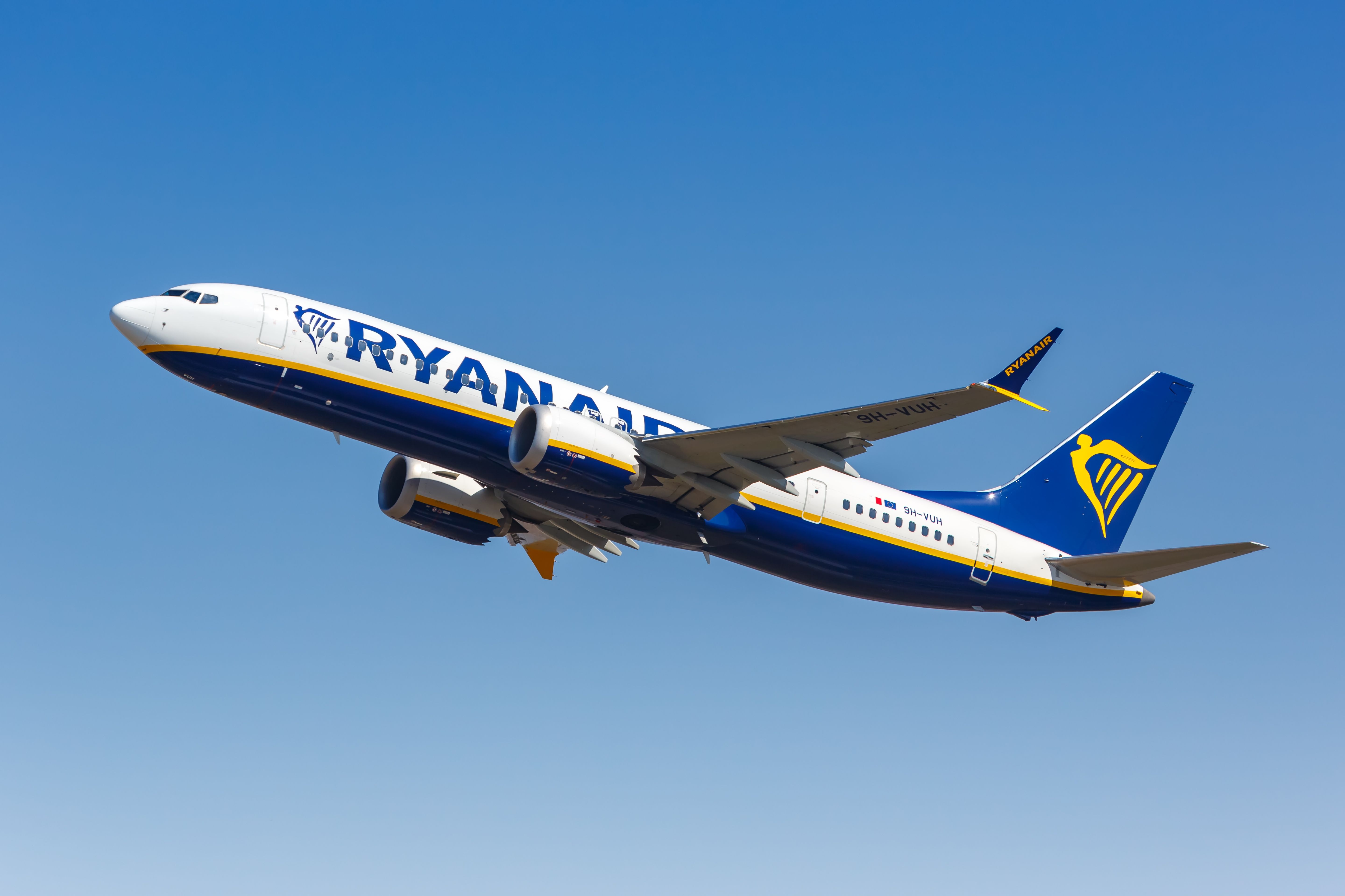 Ryanair Boeing 737 Max 8-200離開Bgy Shutterstock_2152426357