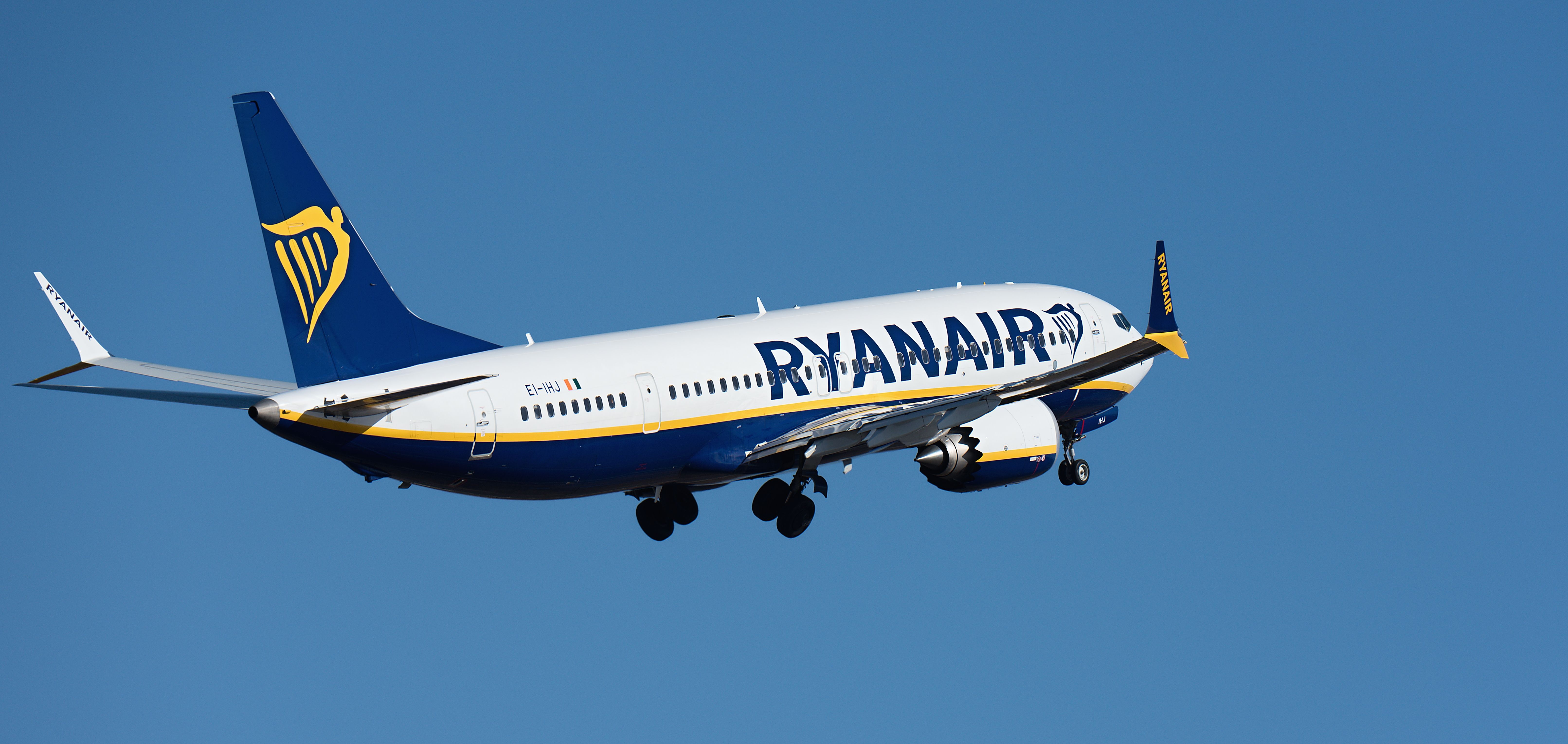 Ryanair波音737 Max 8-200離開TFS Shutterstock_2416430867