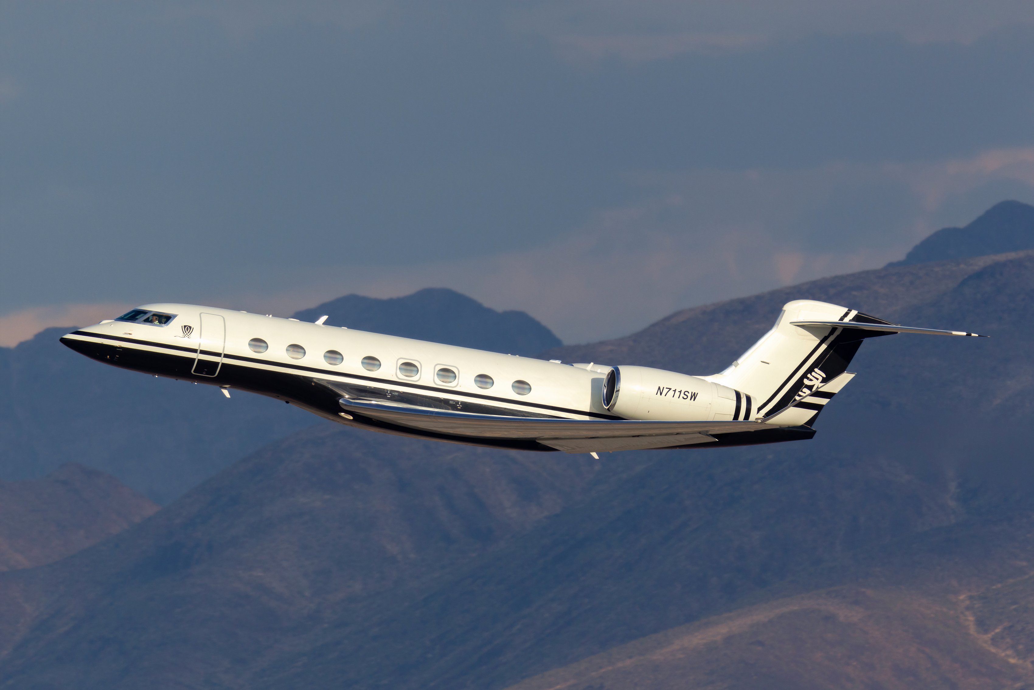 N711SW G650 taking off