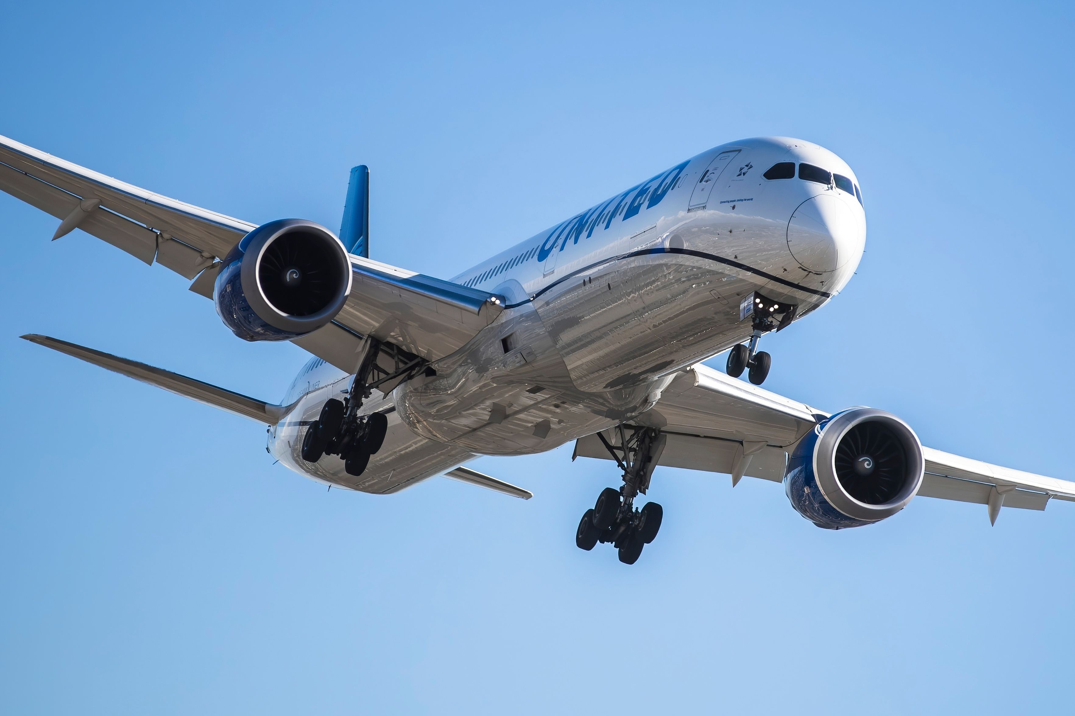 A United Airlines Boeing 787 landing