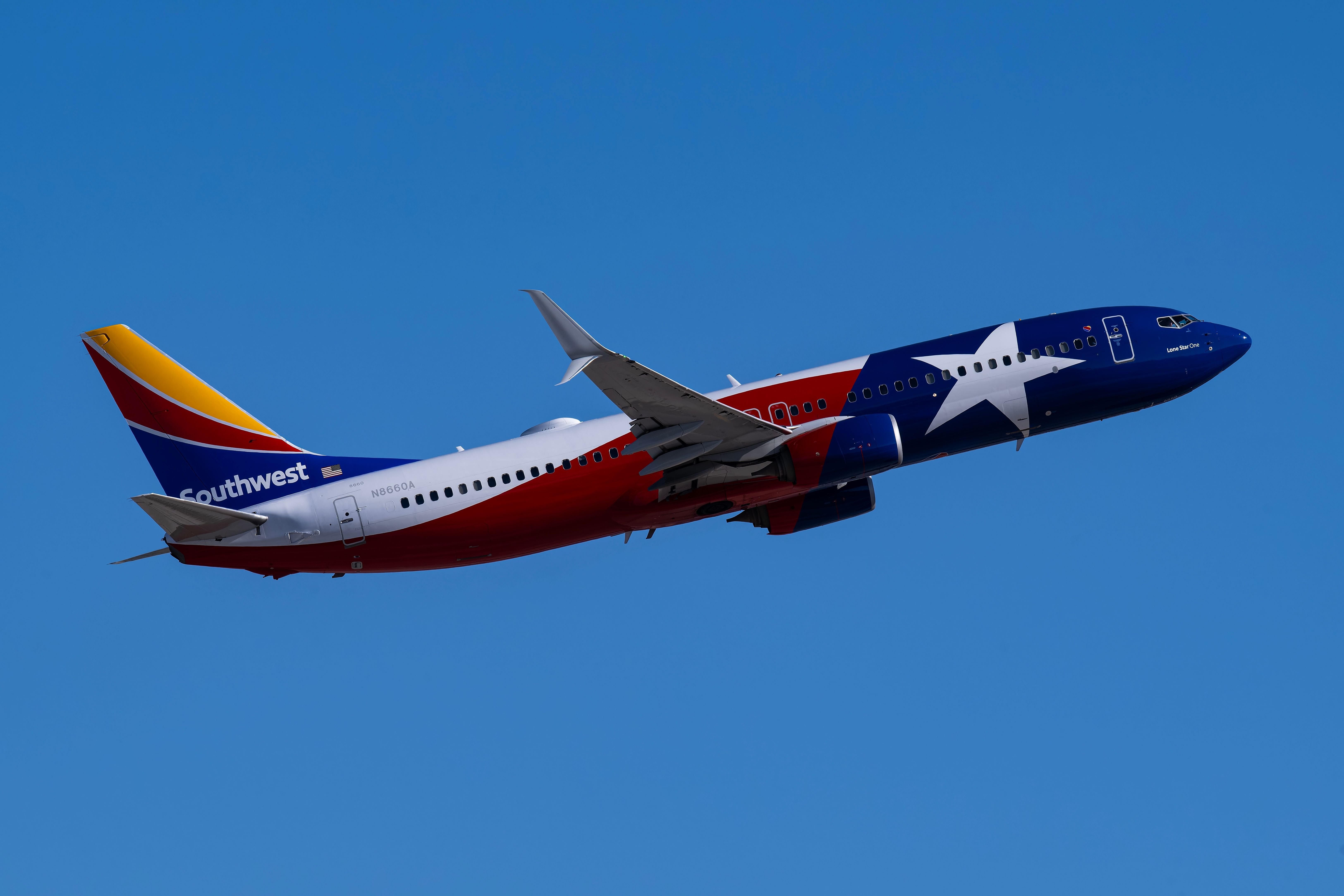 西南航空公司波音737-800孤星一號離開鳳凰天港國際機場PHX Shutterstock_2443673951